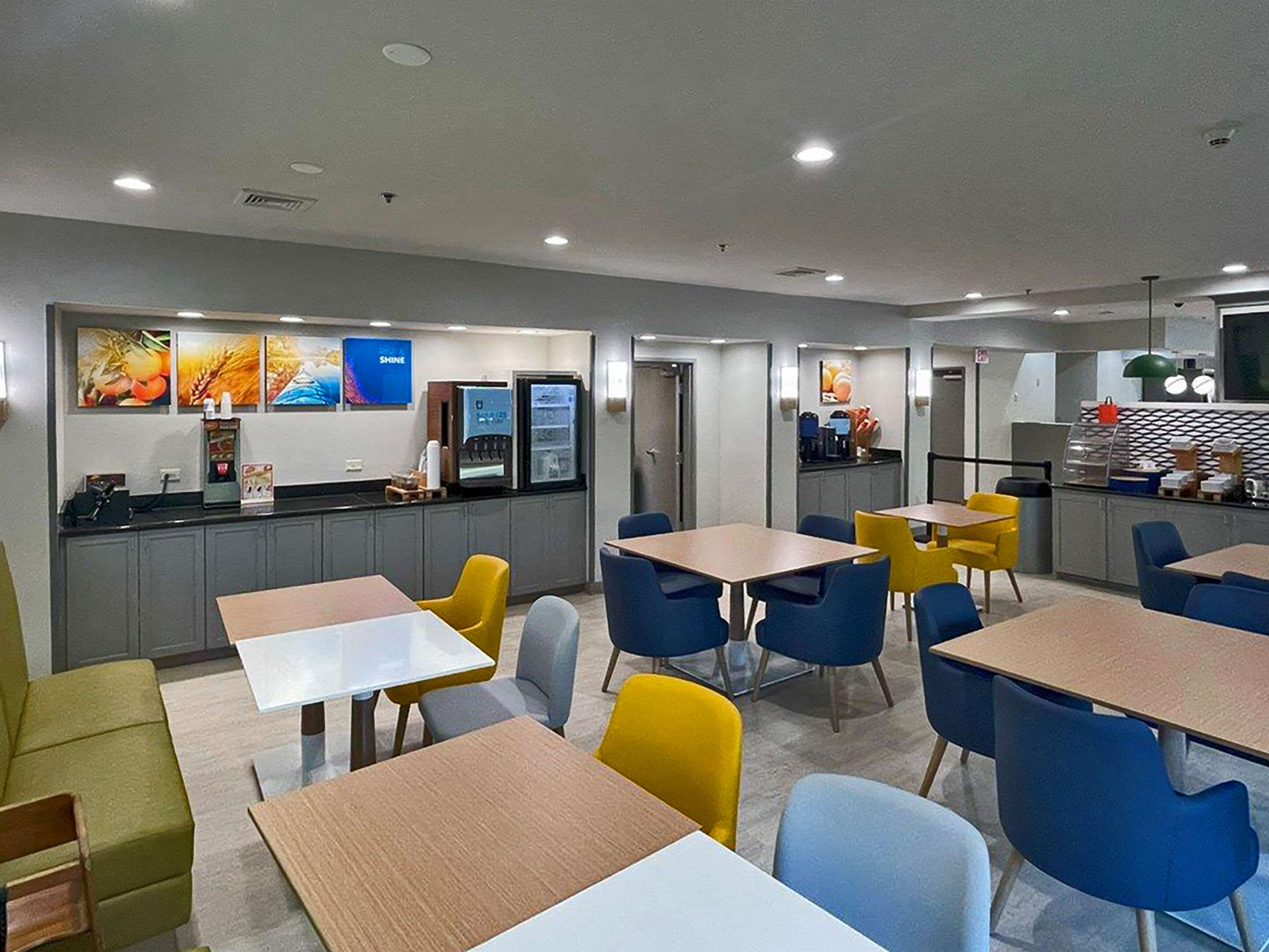 Breakfast area | Comfort Suites Mobile-South Alabama University Area