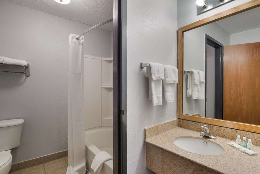 QUALITY INN ALICE-guestroom-Guest Room,Bathroom,On-Site.jpg