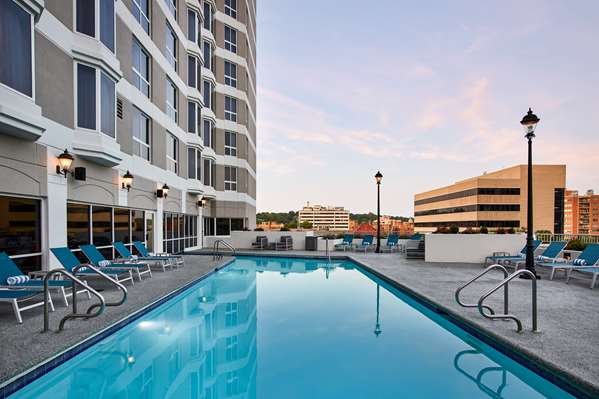 Pool - Hilton Kansas City Country Club Plaza Hotel