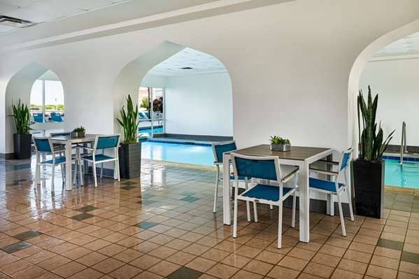 Pool - Hilton Kansas City Country Club Plaza Hotel