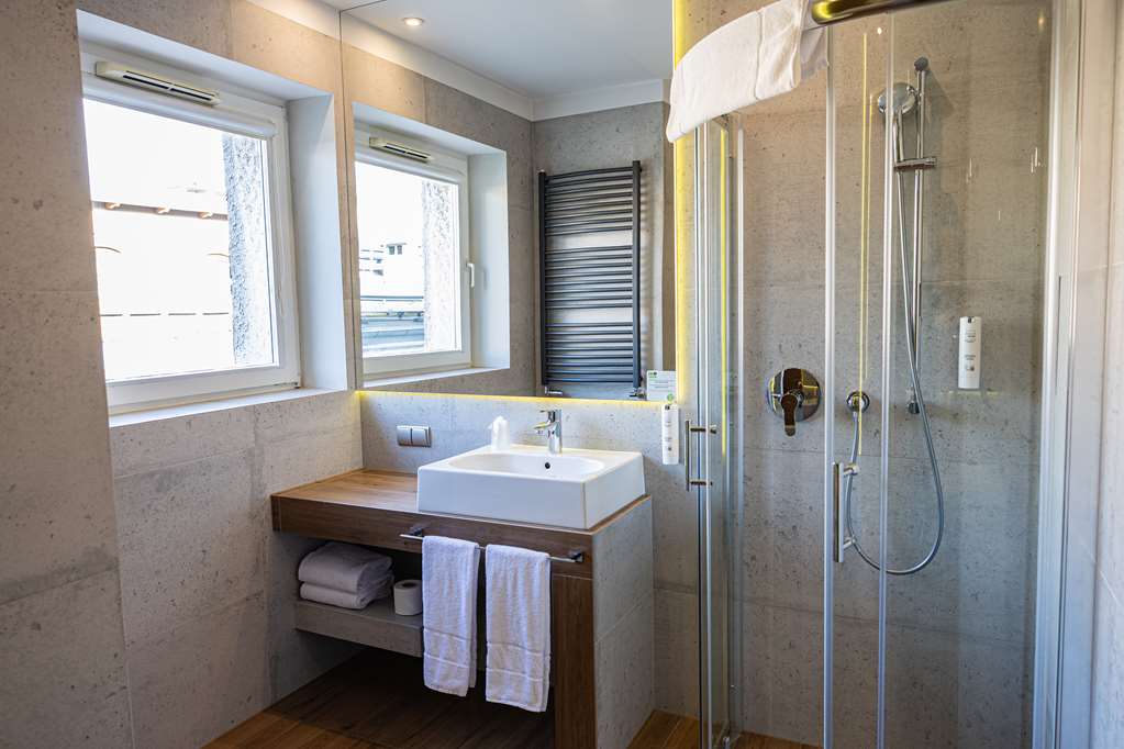 TULIP INN PATIO WROCLAW-guestroom-Guest Room,Bathroom,On-Site.jpg