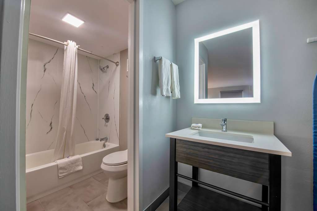 STUDIO 6 JACKSON MS I-55-guestroom-Guest Room,Bathroom,On-Site.jpg