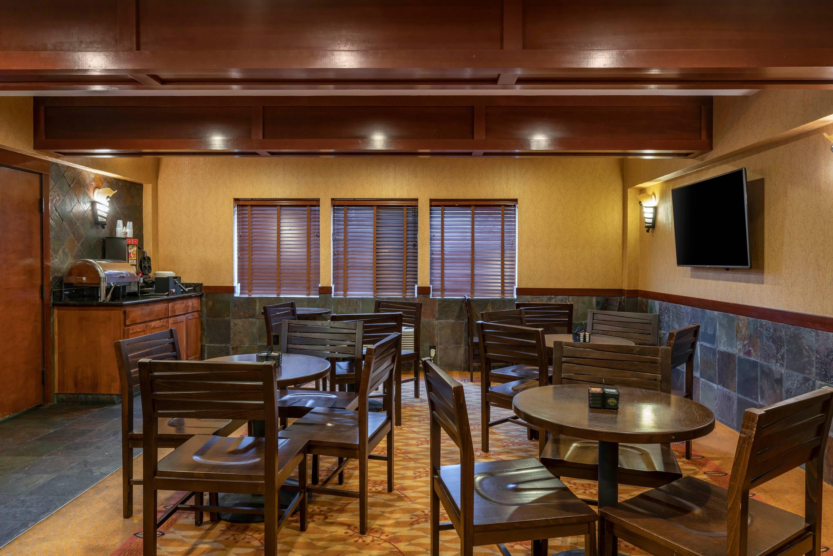 Enjoy breakfast in this seating area | Lloyd Hotel Astoria Bayfront, Ascend Hotel Collection