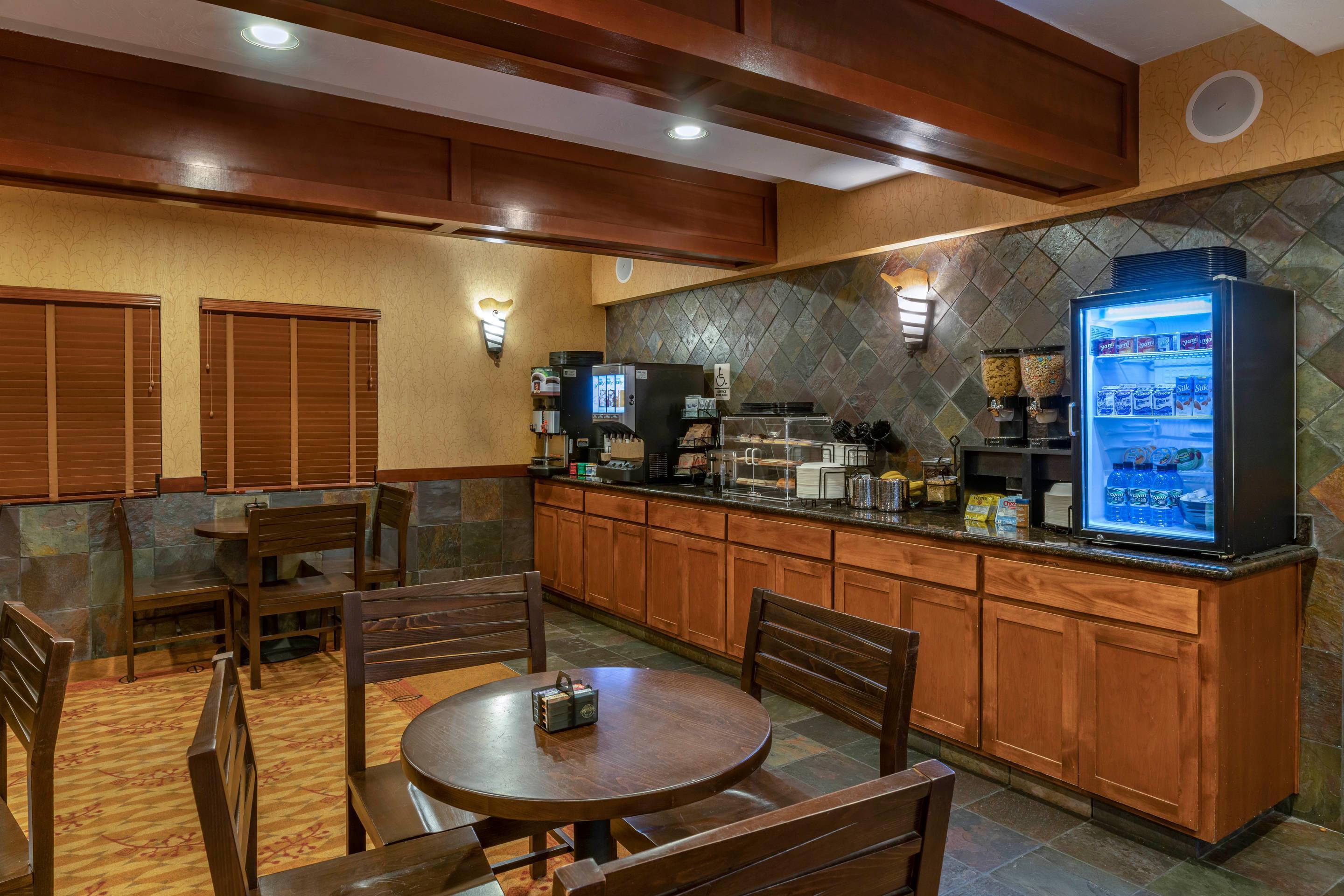 Breakfast area | Lloyd Hotel Astoria Bayfront, Ascend Hotel Collection