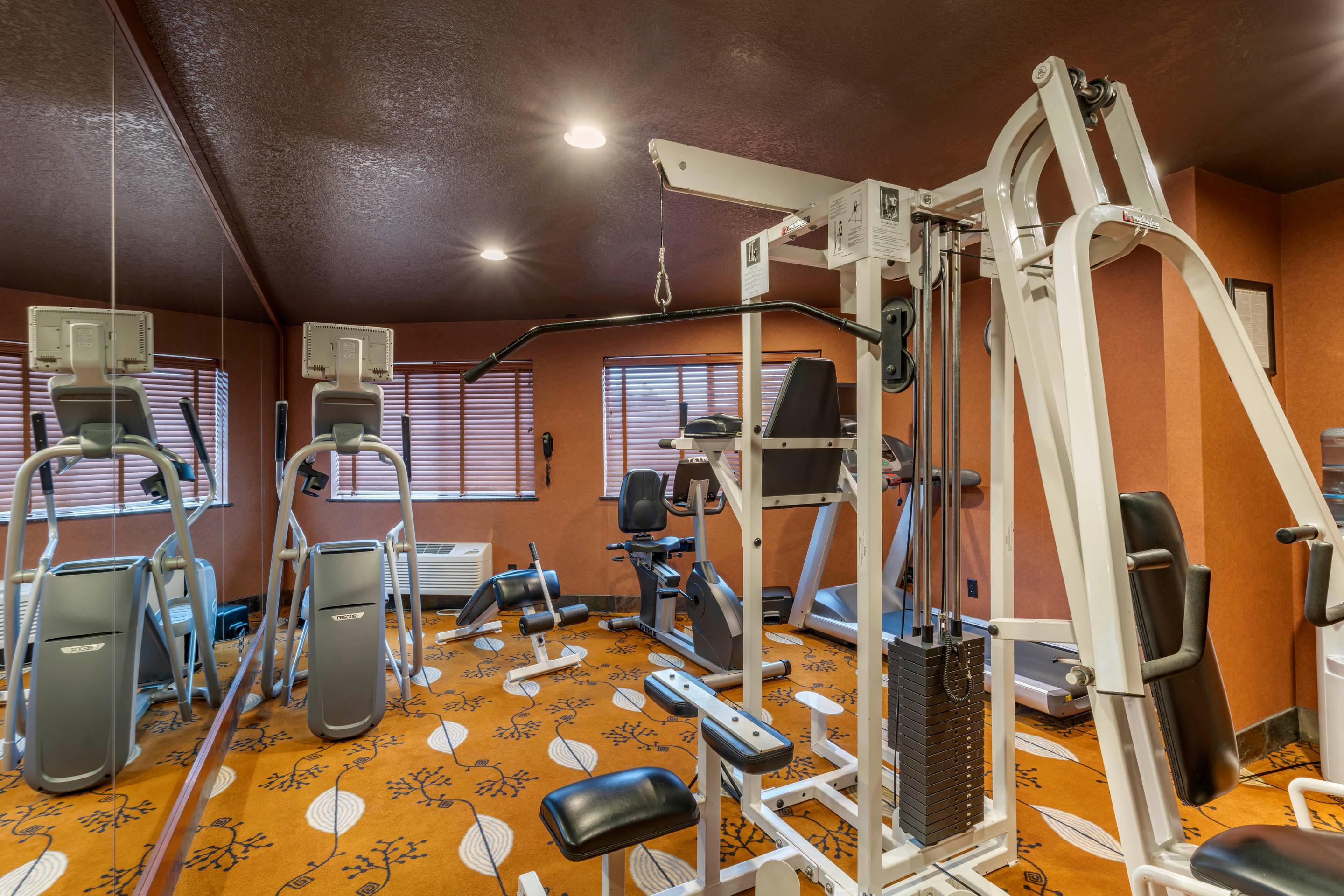 Exercise room with cardio equipment | Lloyd Hotel Astoria Bayfront, Ascend Hotel Collection