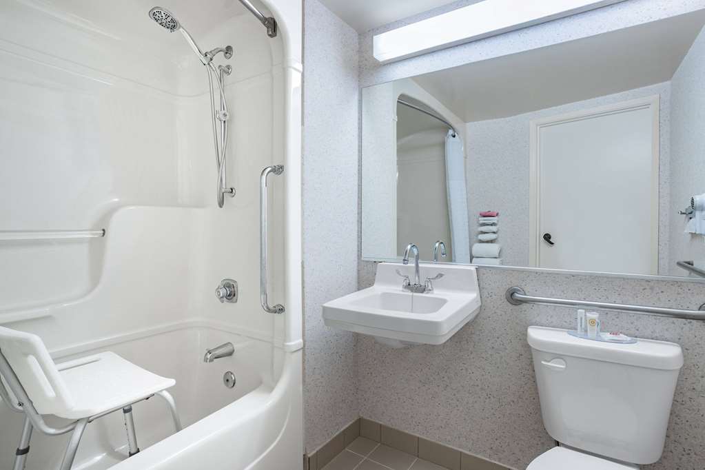 TRAVELODGE BY WYNDHAM BRIDGEWATER-guestroom-Guest Room,Bathroom,Accessibility,On-Site.jpg