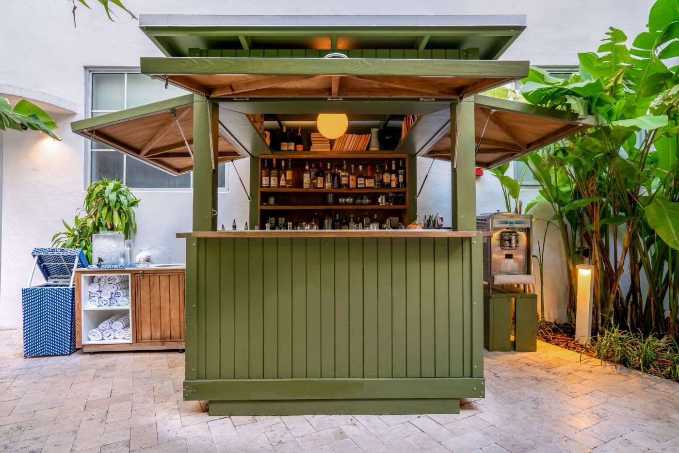 Pool Bar | Hotel Trouvail Miami Beach