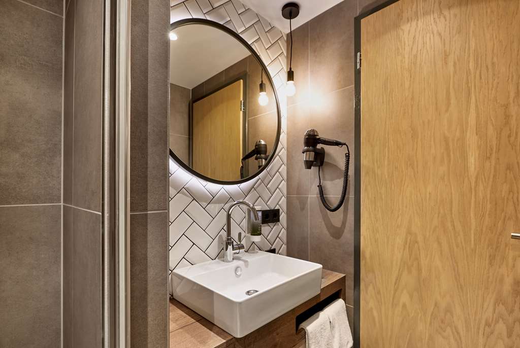 H2 HOTEL MAINZ-guestroom-Guest Room,Bathroom,On-Site.jpg