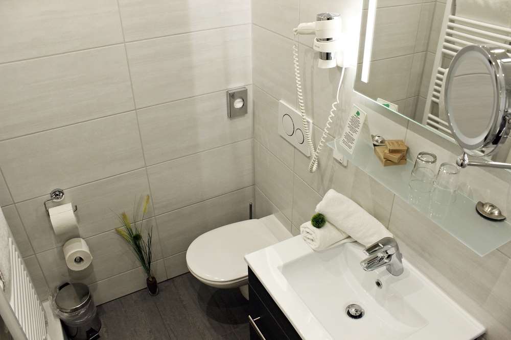 Hotel Wittelsbacher Hoh-guestroom-Guest Room,Bathroom,On-Site.jpg