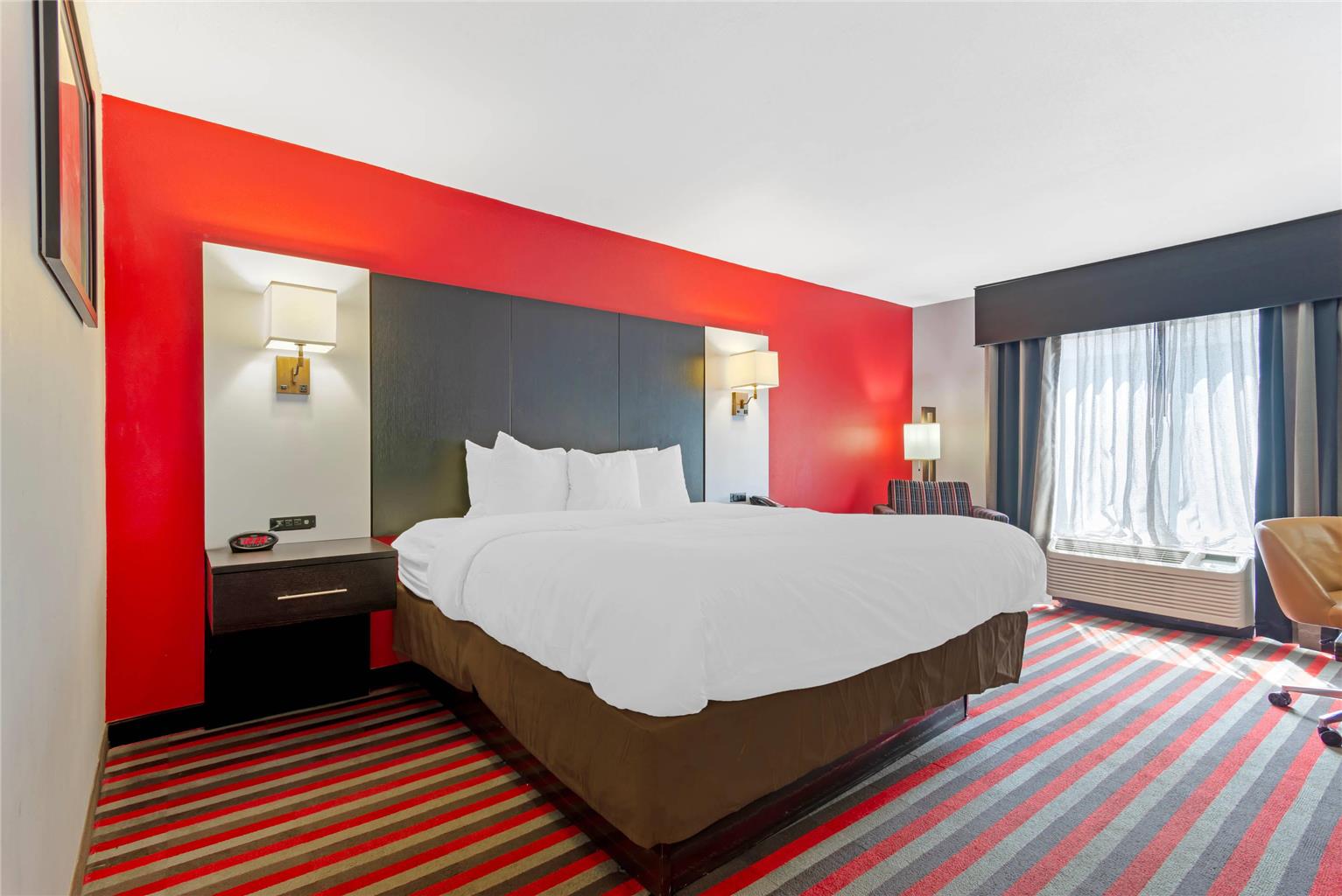 COMFORT INN AND SUITES CARROLLTON-guestroom-Guest Room,On-Site.jpg