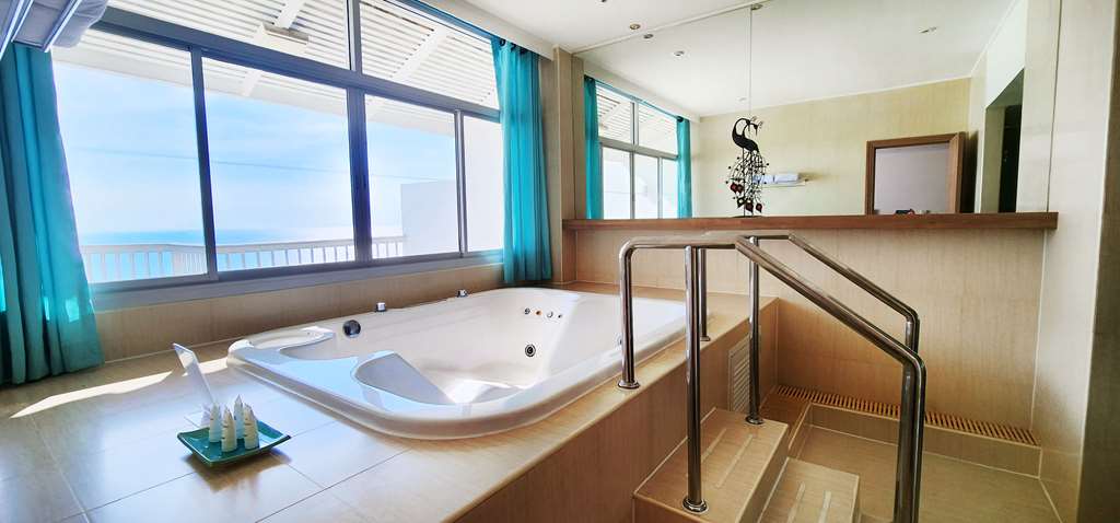 RADISSON RESORT & SPA HUA HIN-guestroom-Guest Room,Bathroom,Suite,On-Site.jpg
