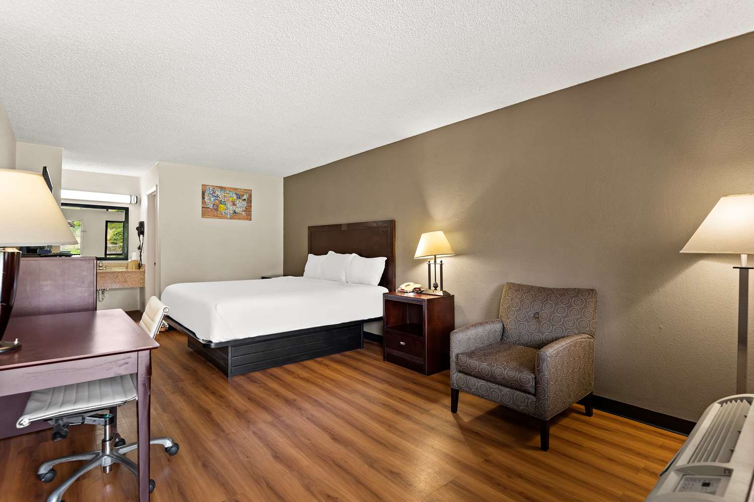 1 King Bed Smoking image