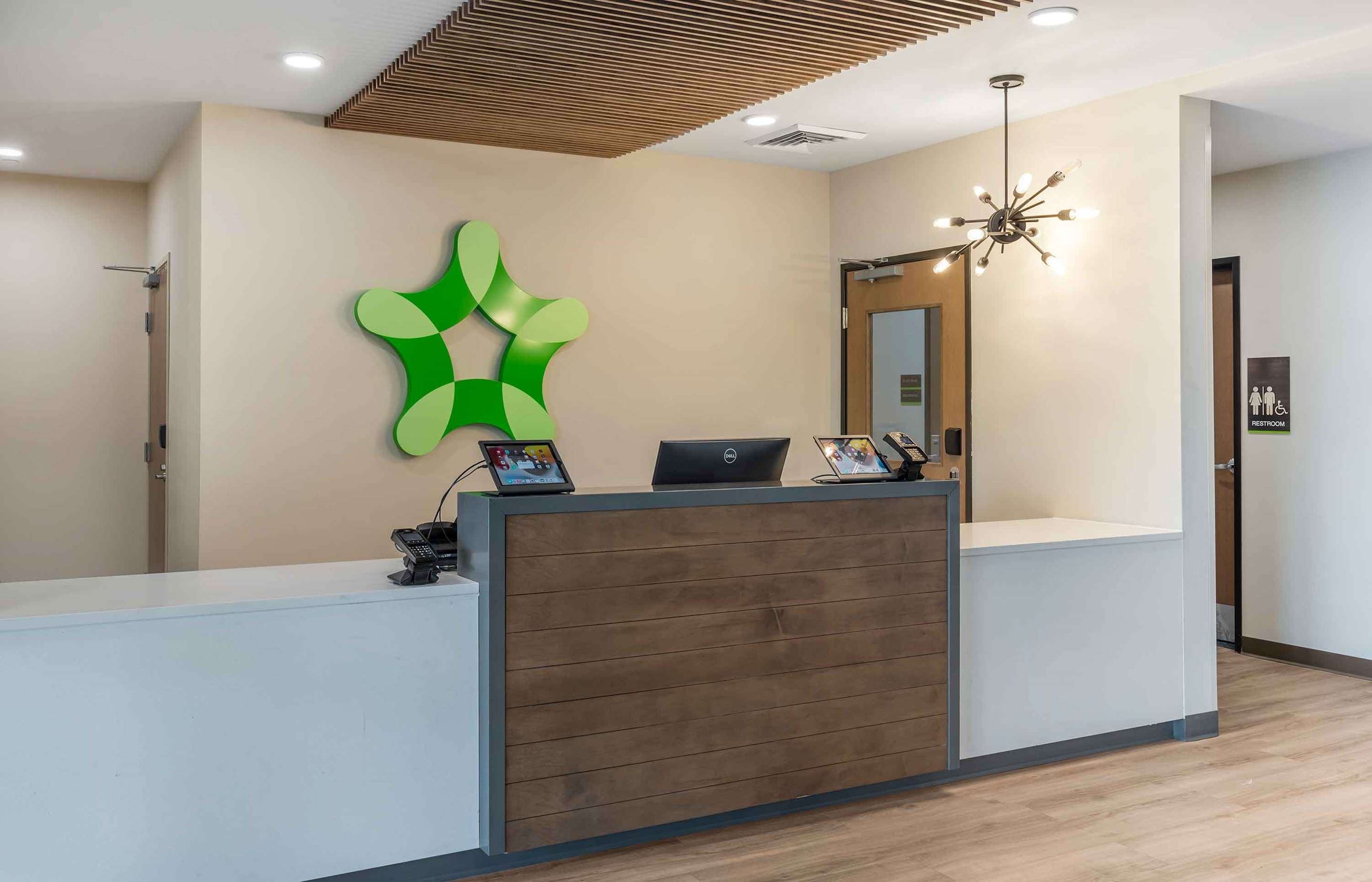 Lobby and Guest Check-in | Extended Stay America Premier Suites - Fredericksburg