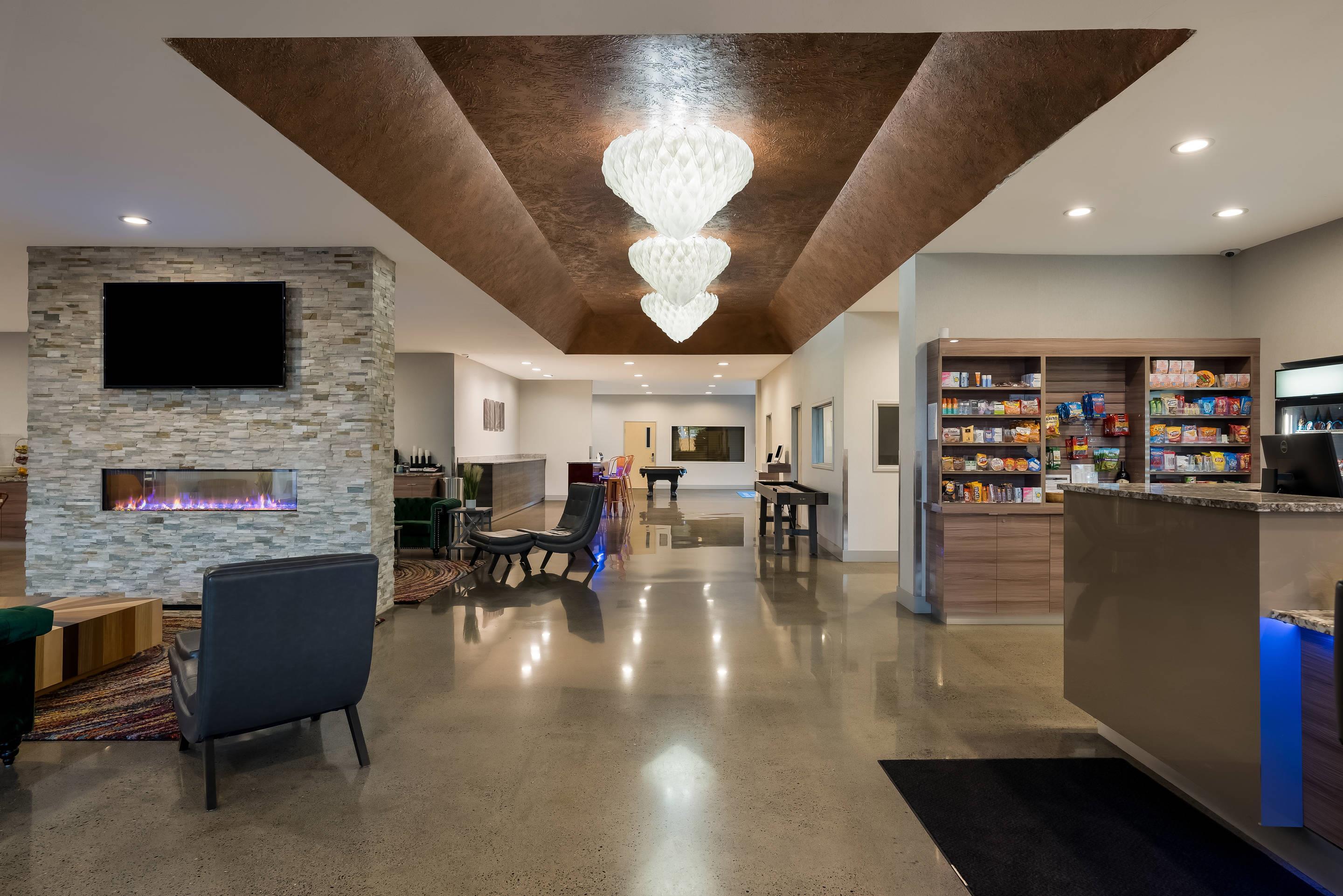 Lobby with sitting area | Richland Riverfront Hotel, Ascend Hotel Collection