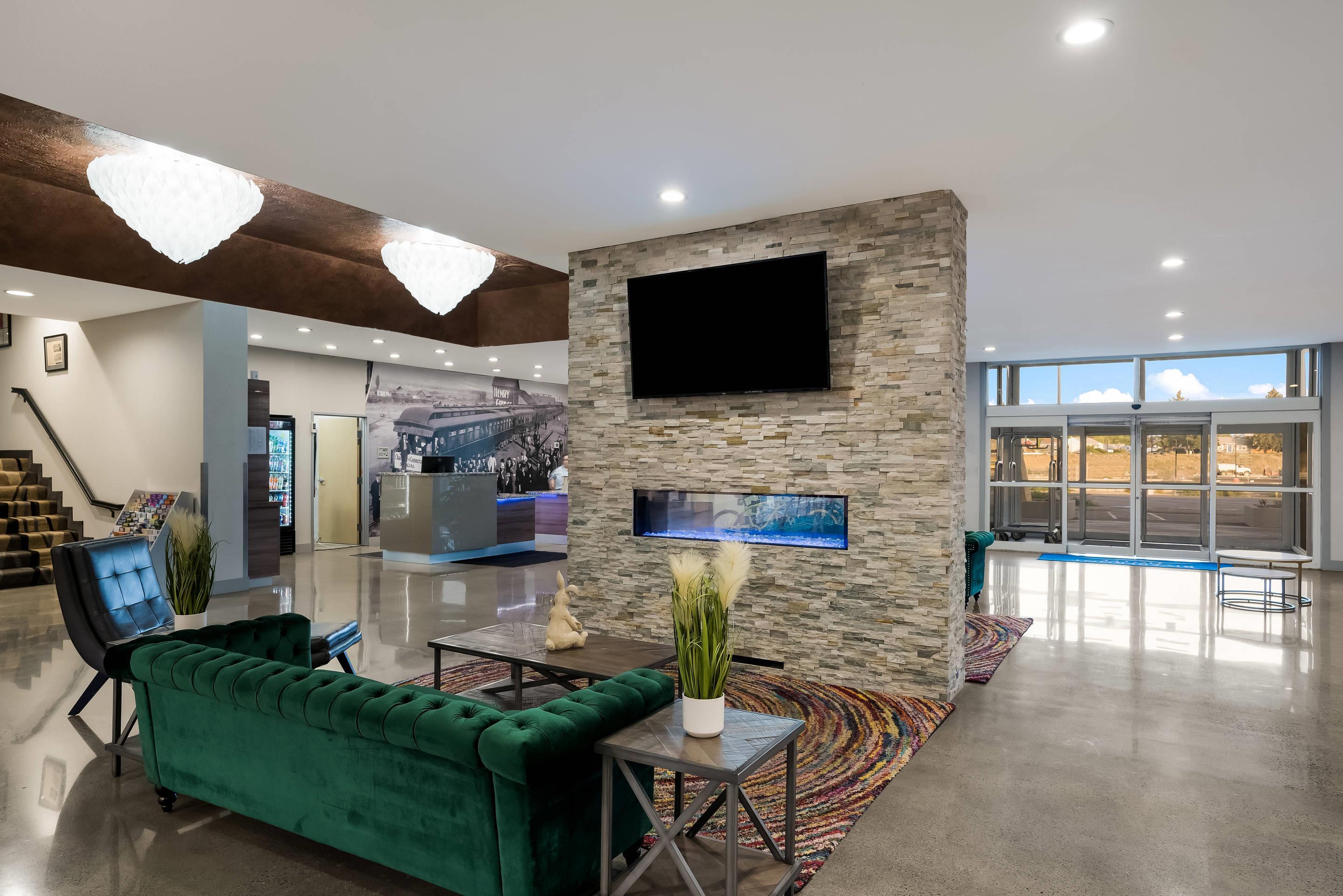 Spacious lobby | Richland Riverfront Hotel, Ascend Hotel Collection