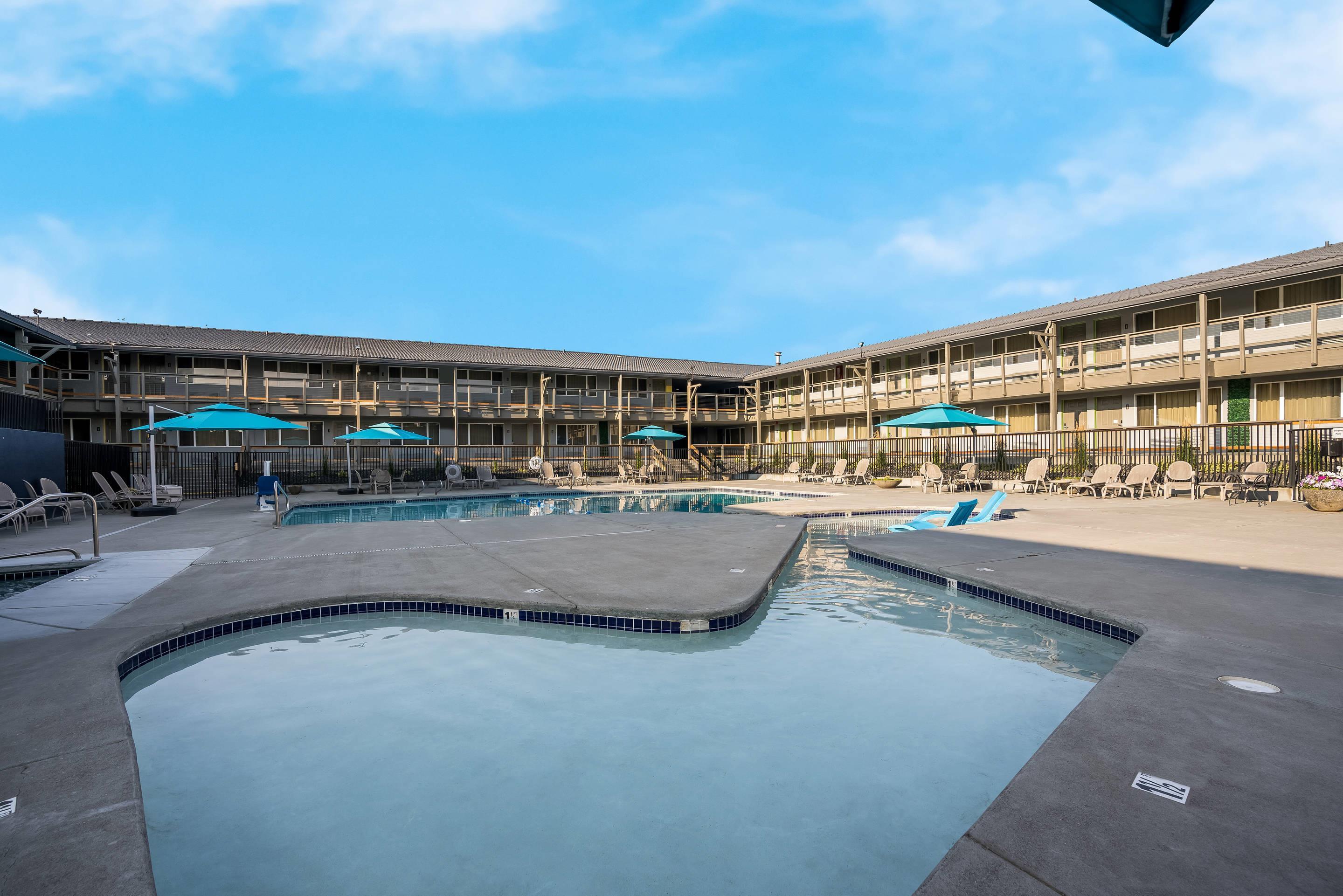 Outdoor pool | Richland Riverfront Hotel, Ascend Hotel Collection