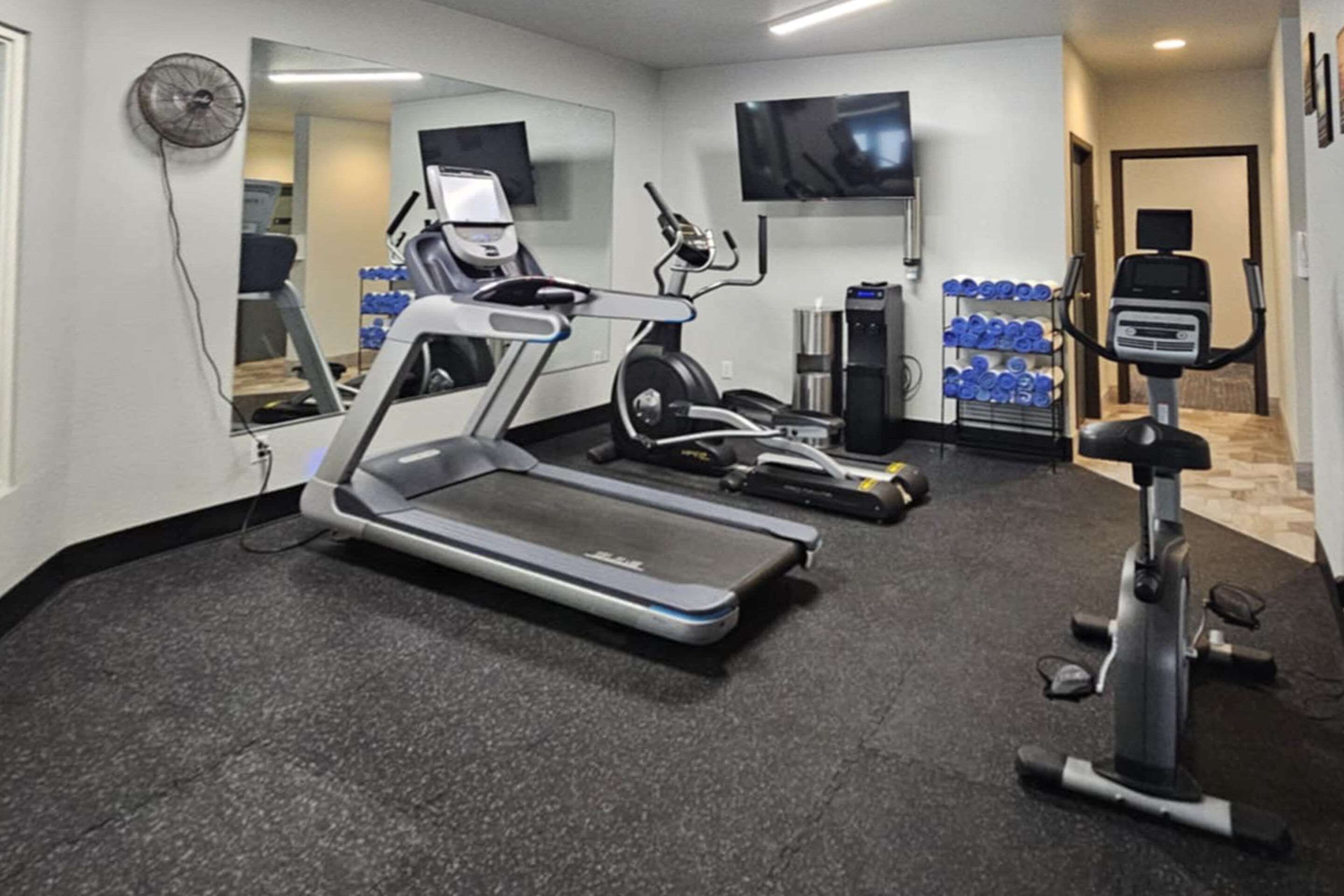 Exercise room | Edgewater Inn and Suites