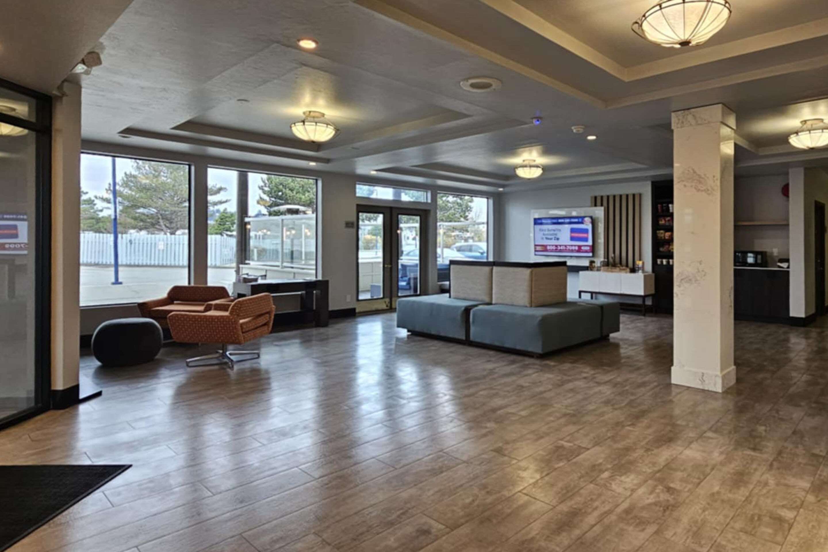 Hotel lobby | Edgewater Inn and Suites