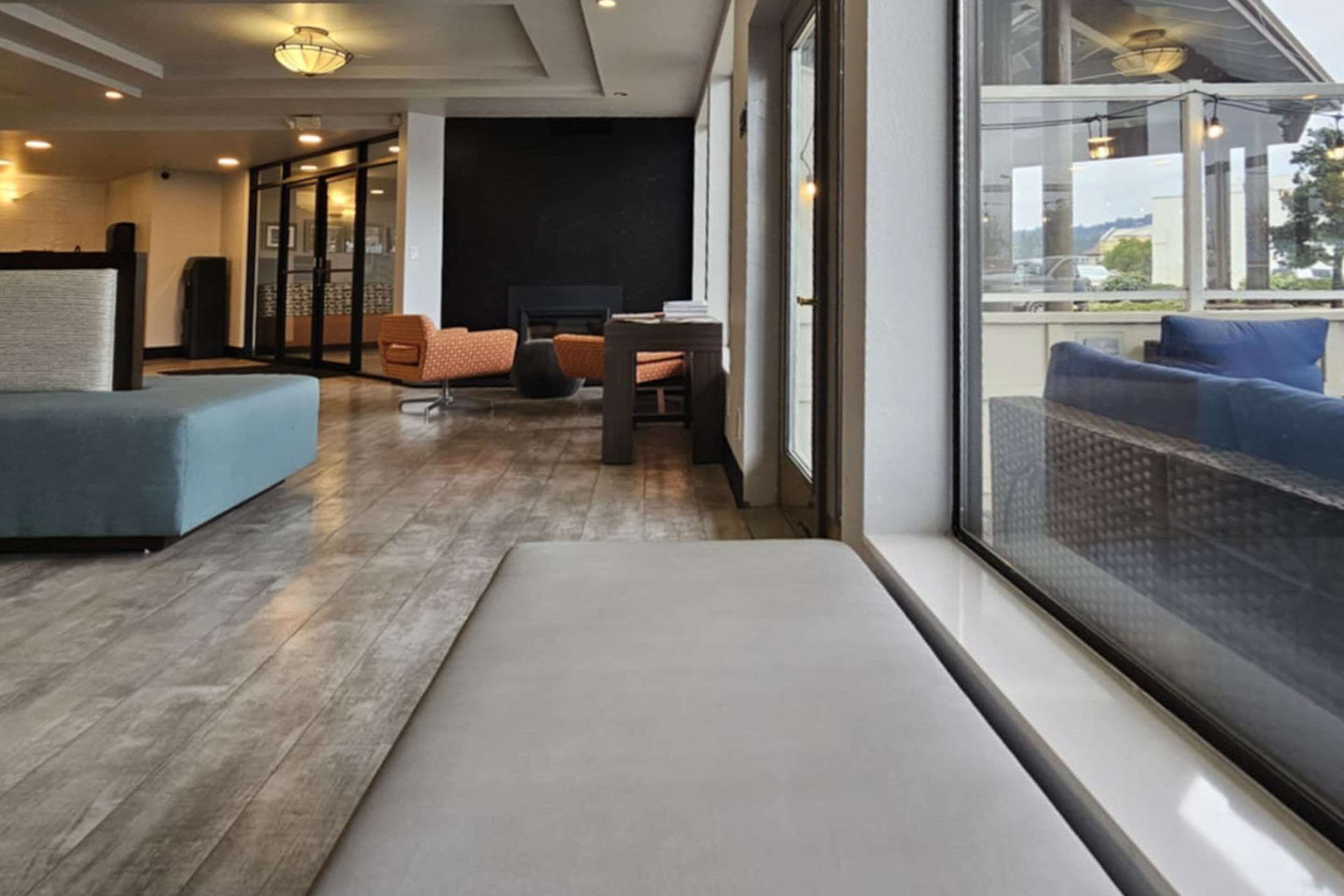 Hotel lobby | Edgewater Inn and Suites