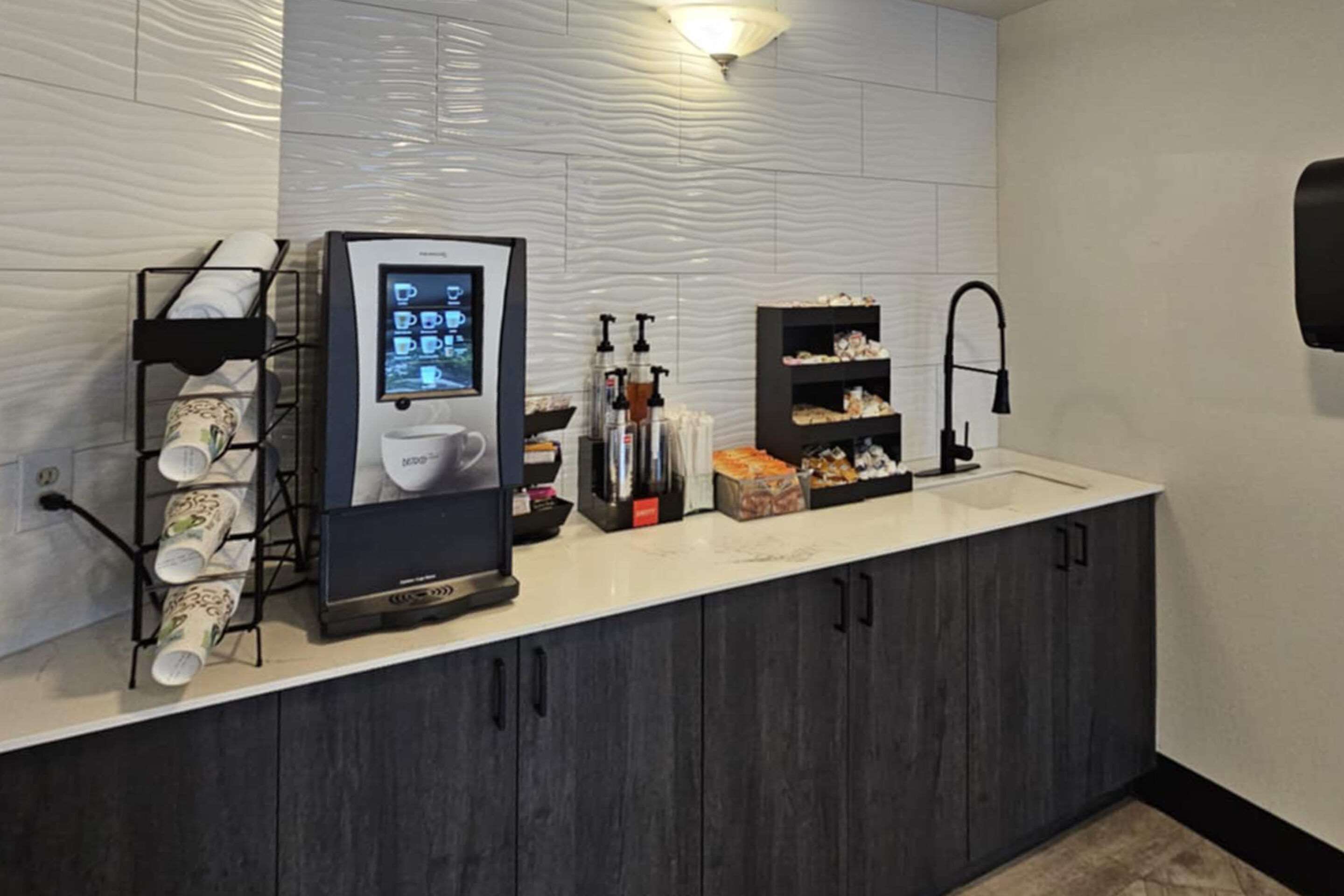 Coffee Bar | Edgewater Inn and Suites