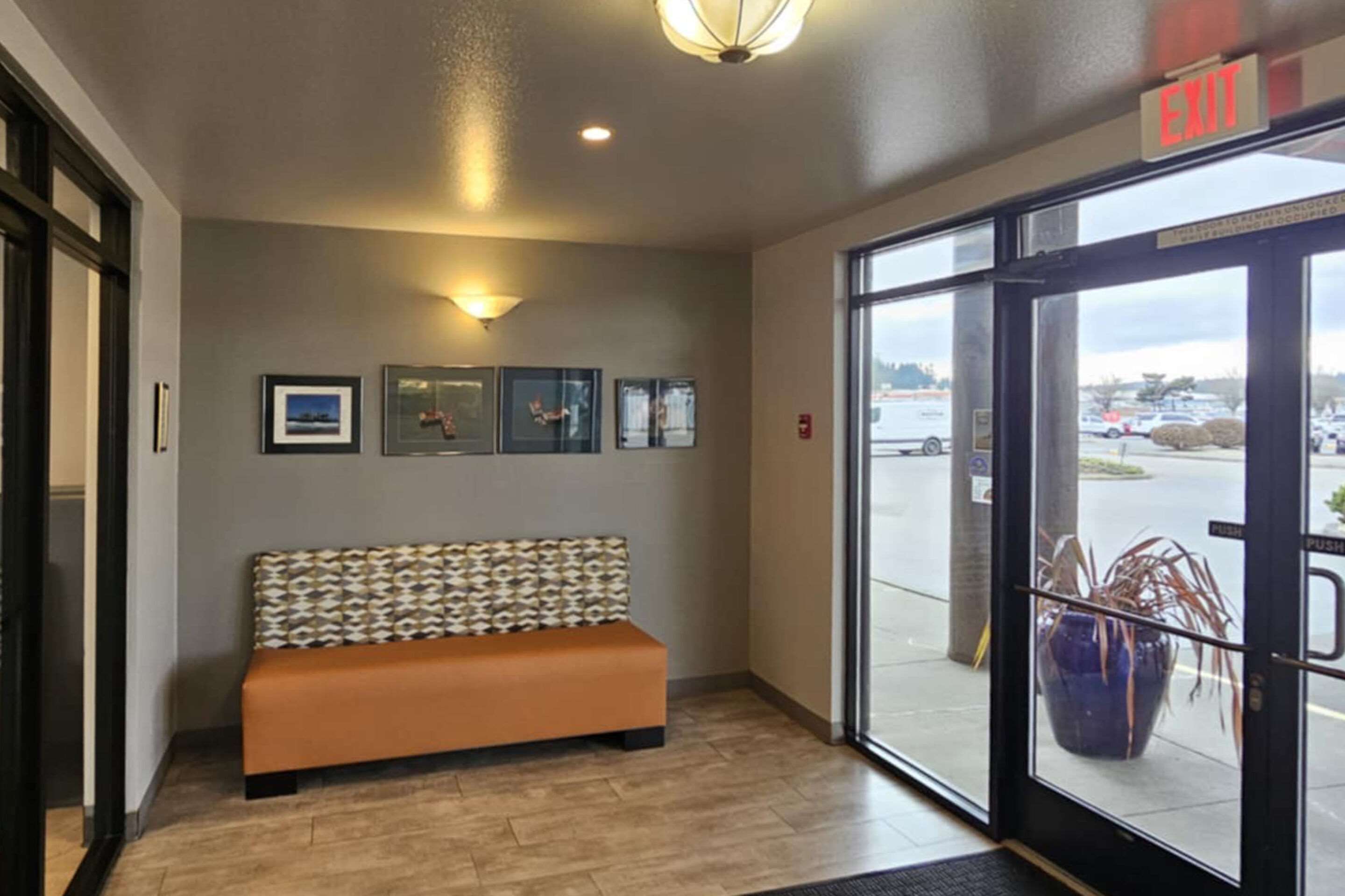 Hotel lobby | Edgewater Inn and Suites