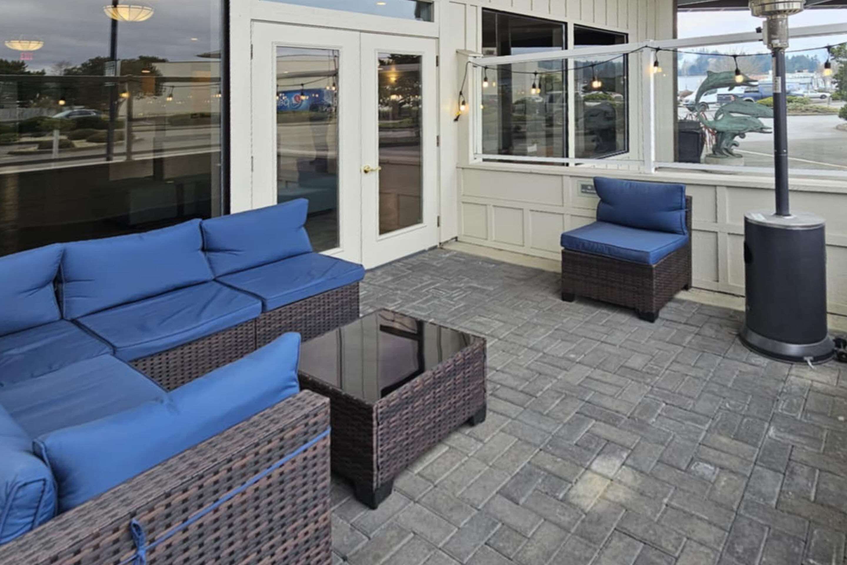 Hotel patio | Edgewater Inn and Suites