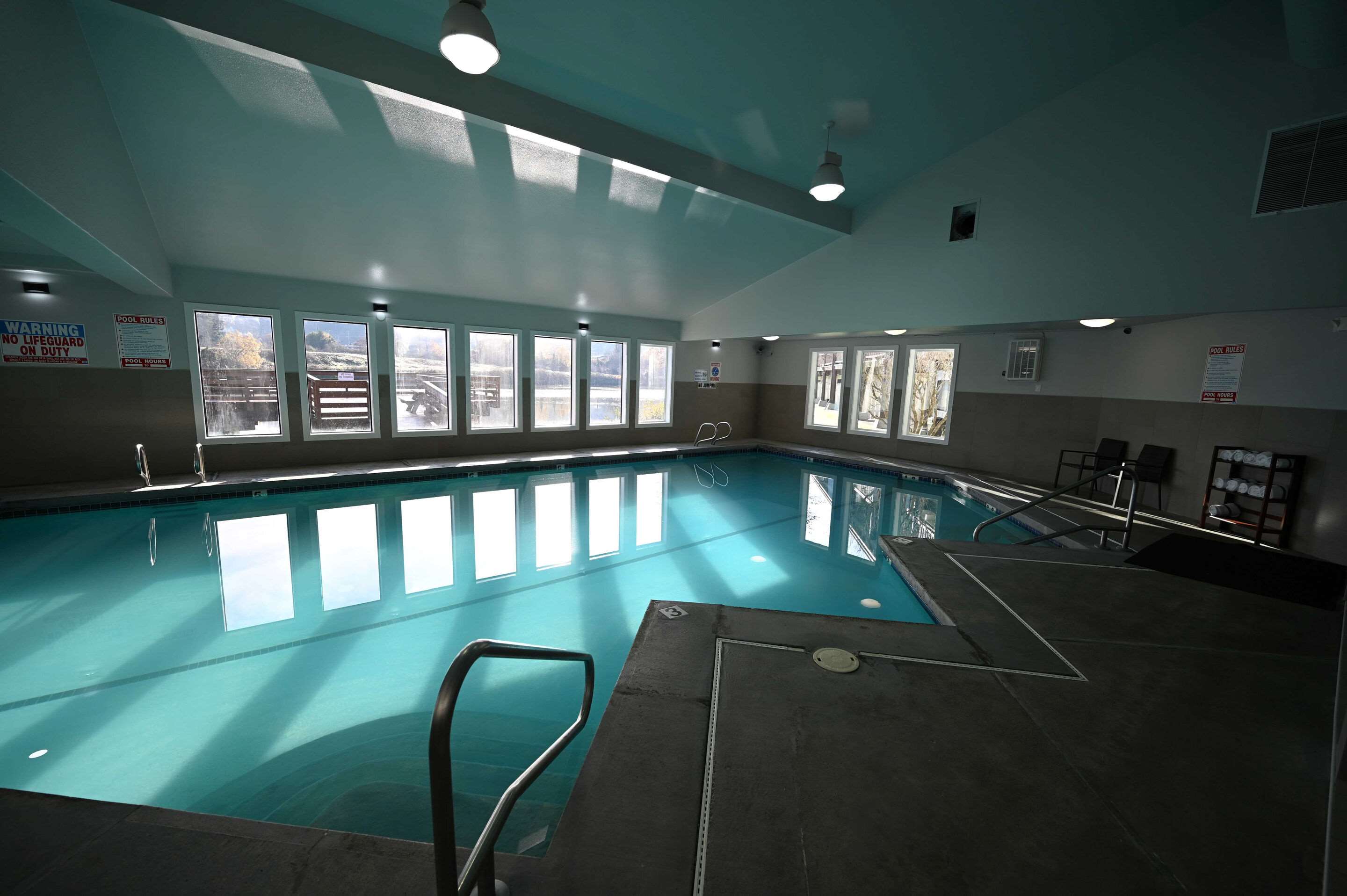 Indoor pool | Edgewater Inn and Suites