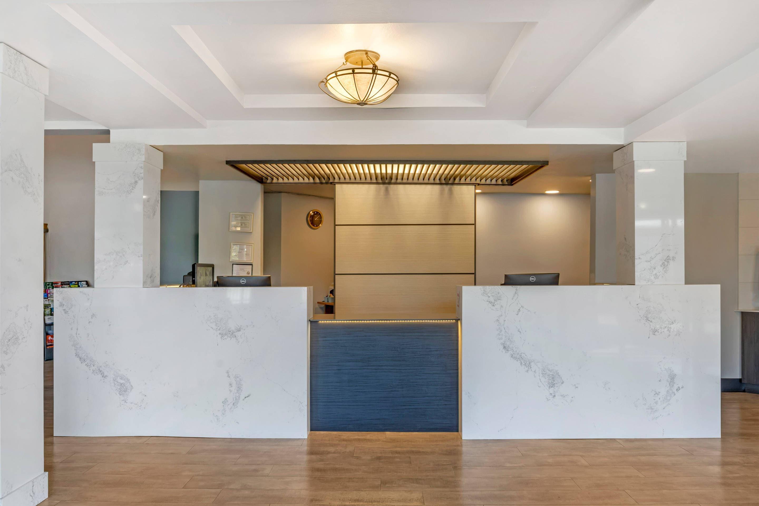 Hotel lobby | Edgewater Inn and Suites