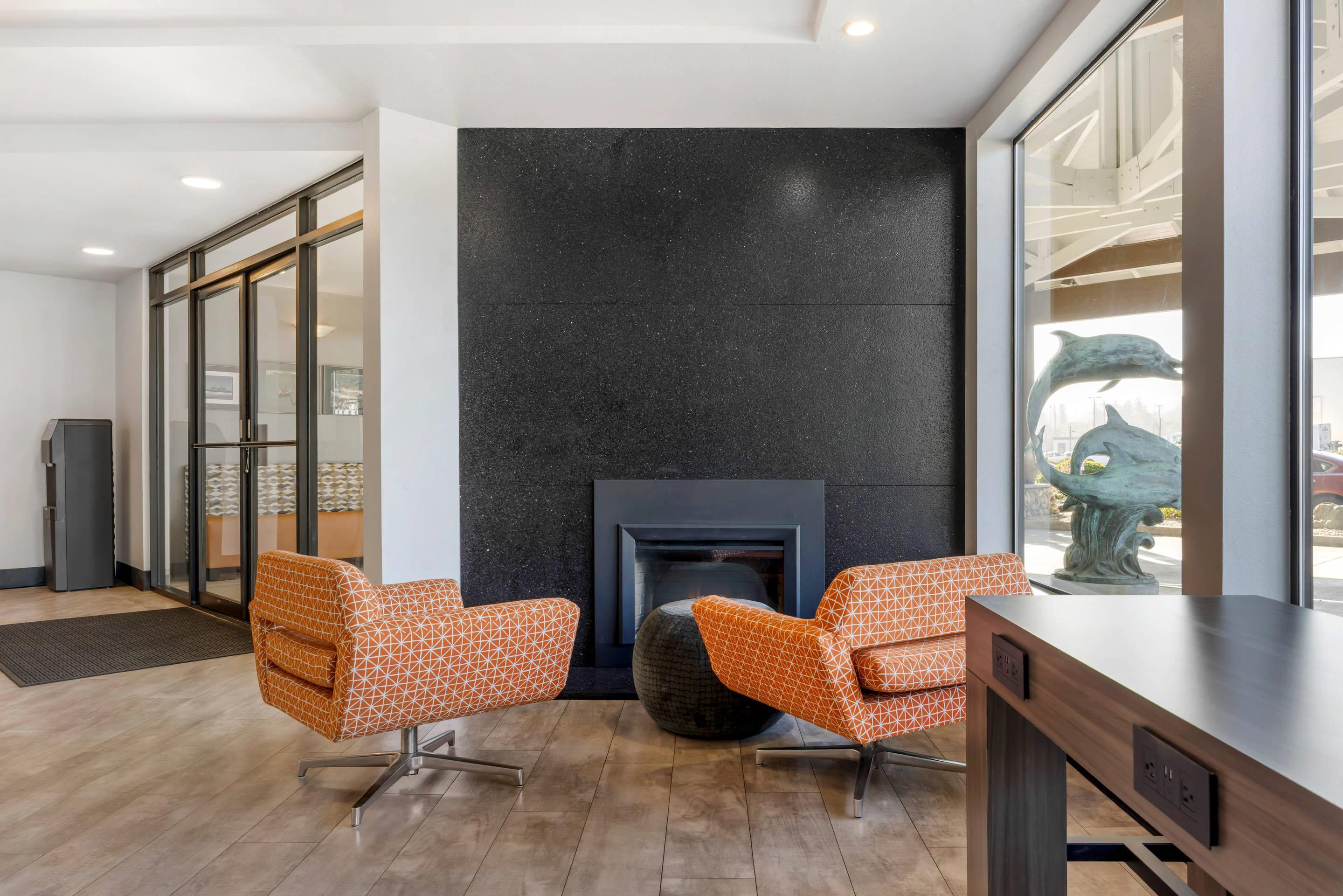 Hotel lobby | Edgewater Inn and Suites