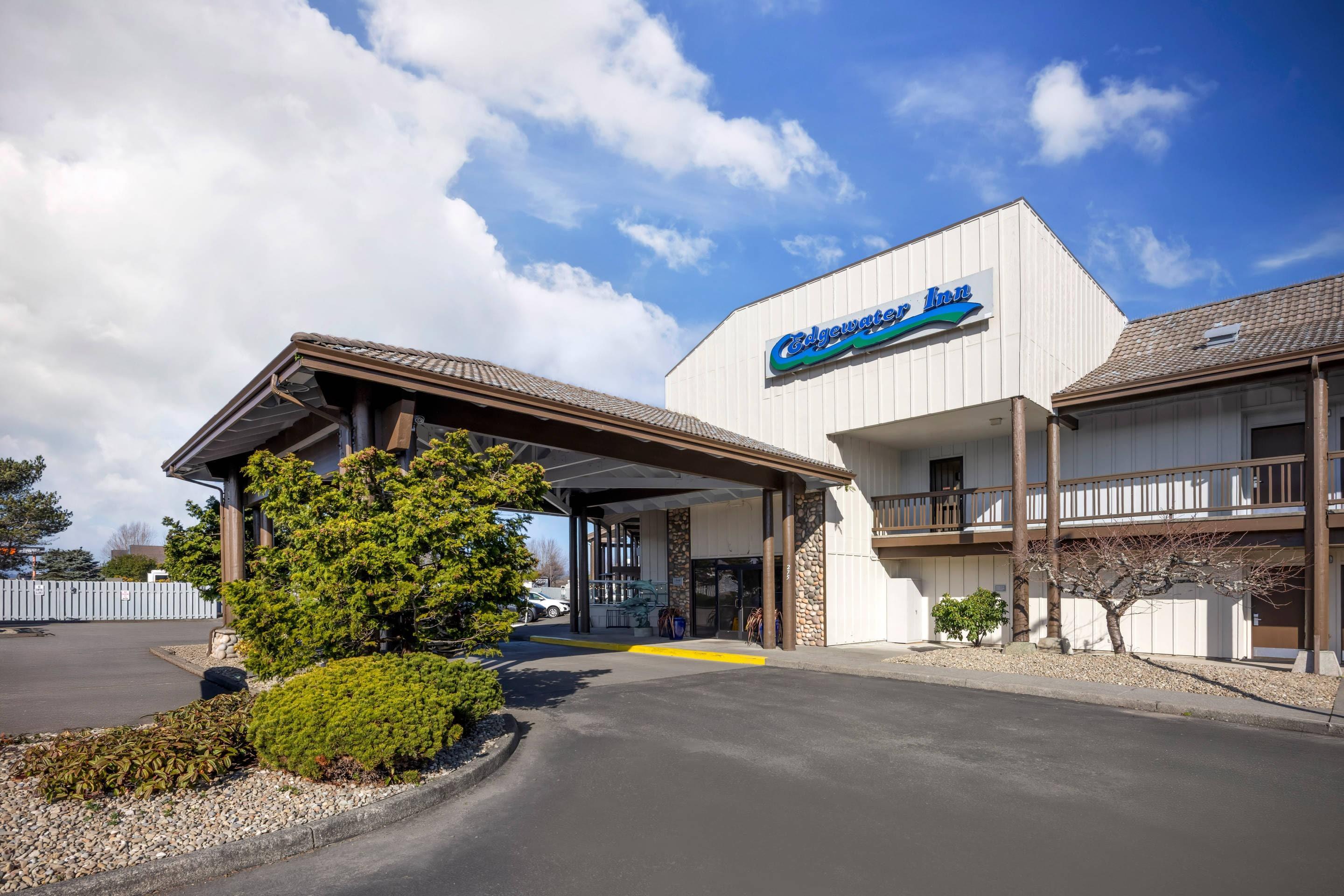 Hotel exterior | Edgewater Inn and Suites