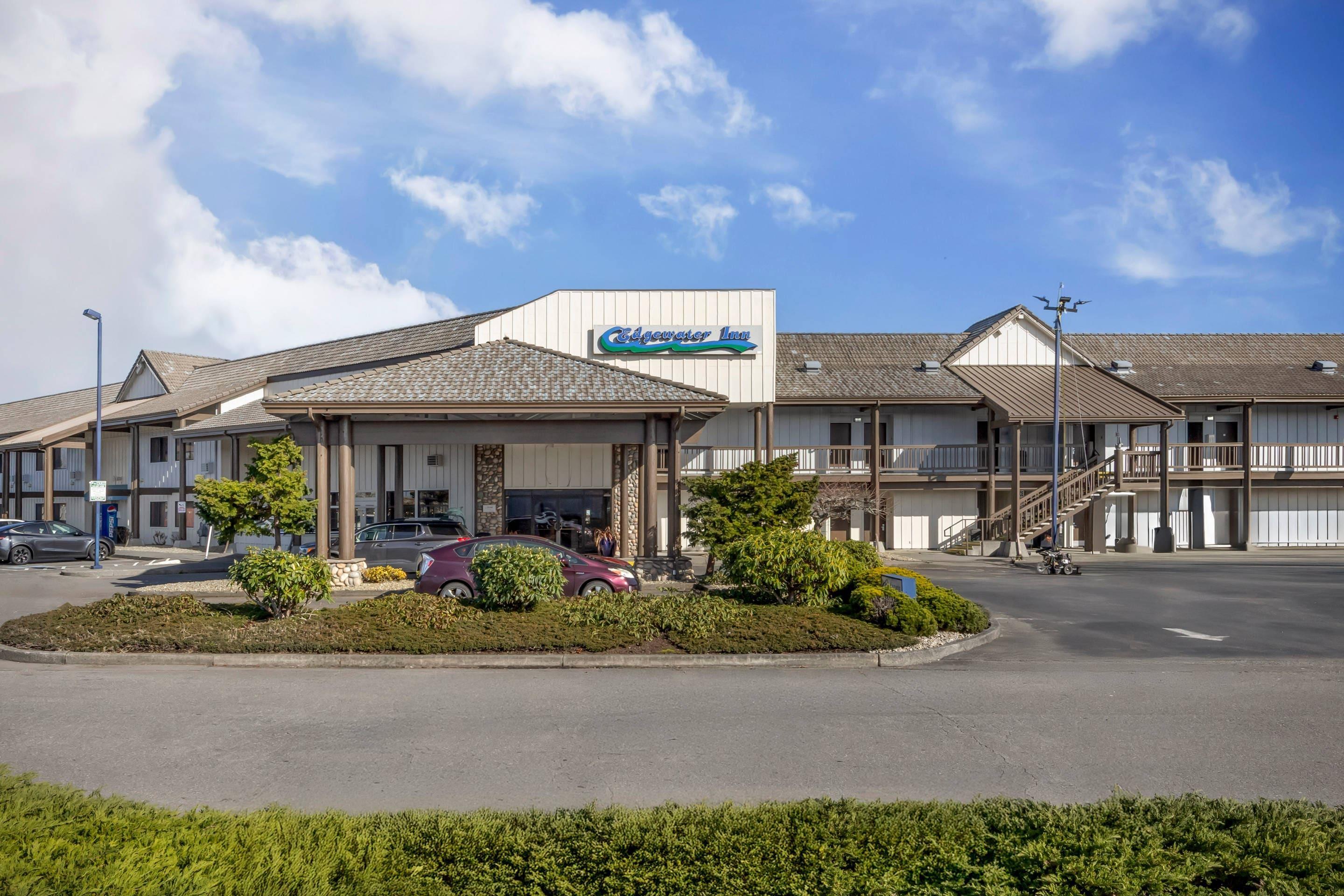 Hotel exterior | Edgewater Inn and Suites
