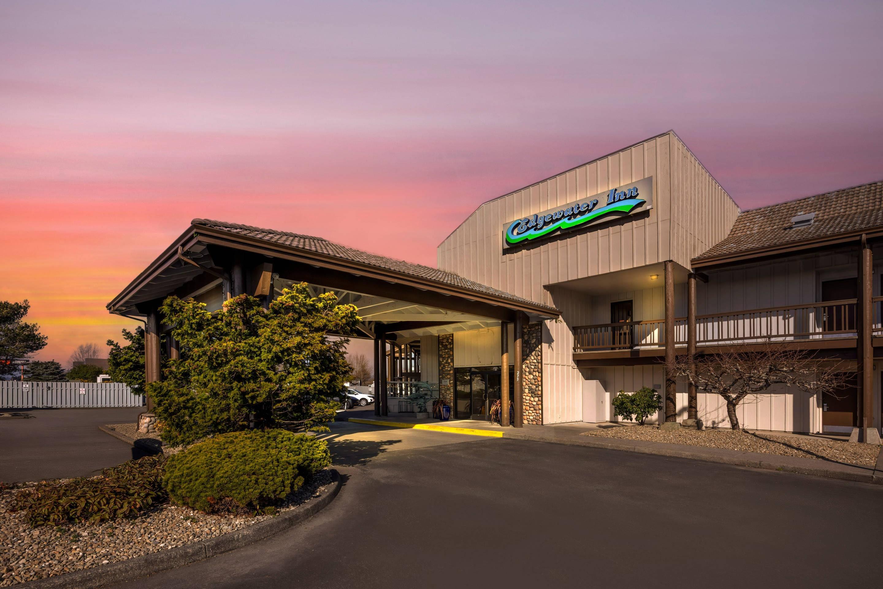 Hotel exterior | Edgewater Inn and Suites