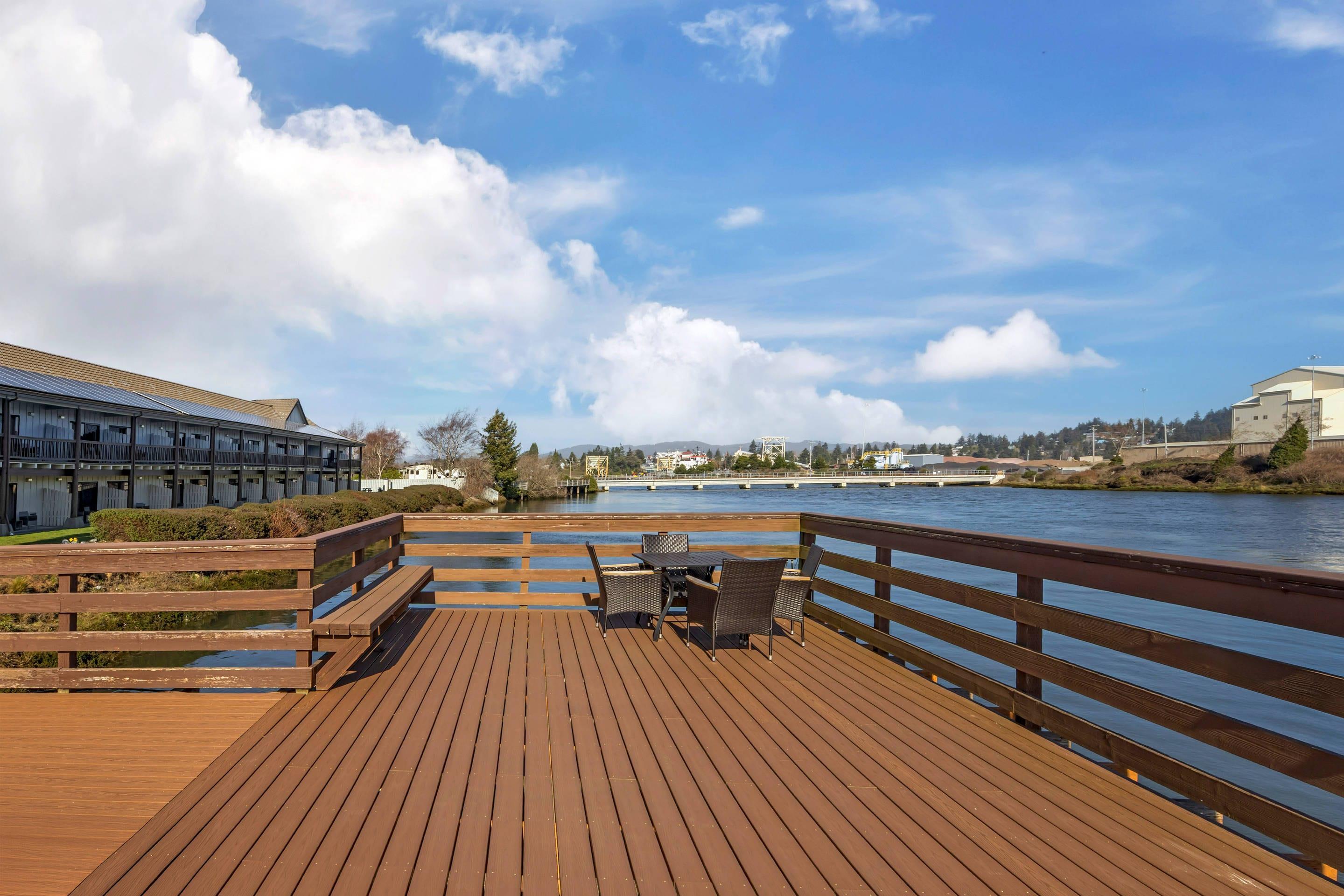 Outdoor area | Edgewater Inn and Suites