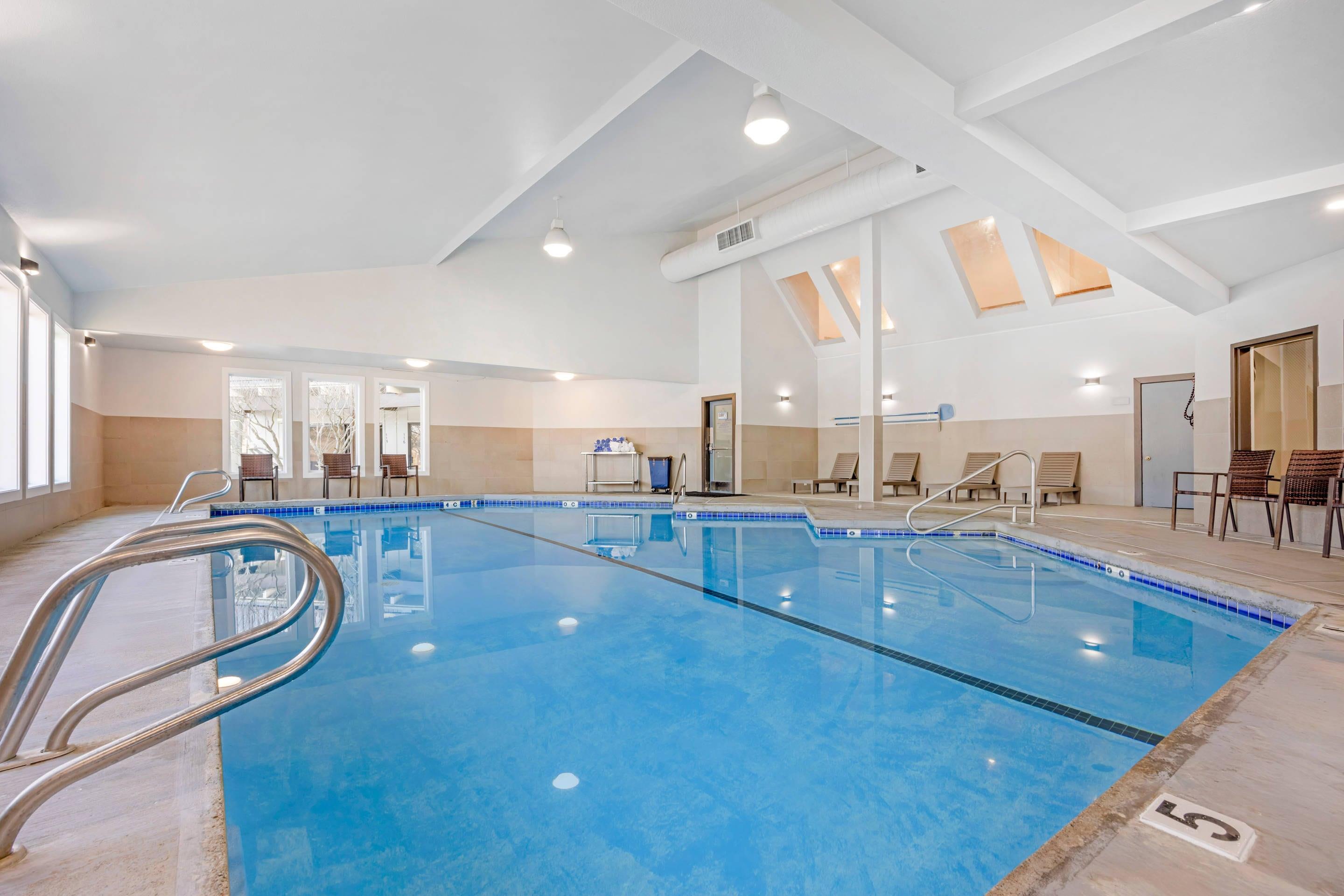 Indoor pool | Edgewater Inn and Suites