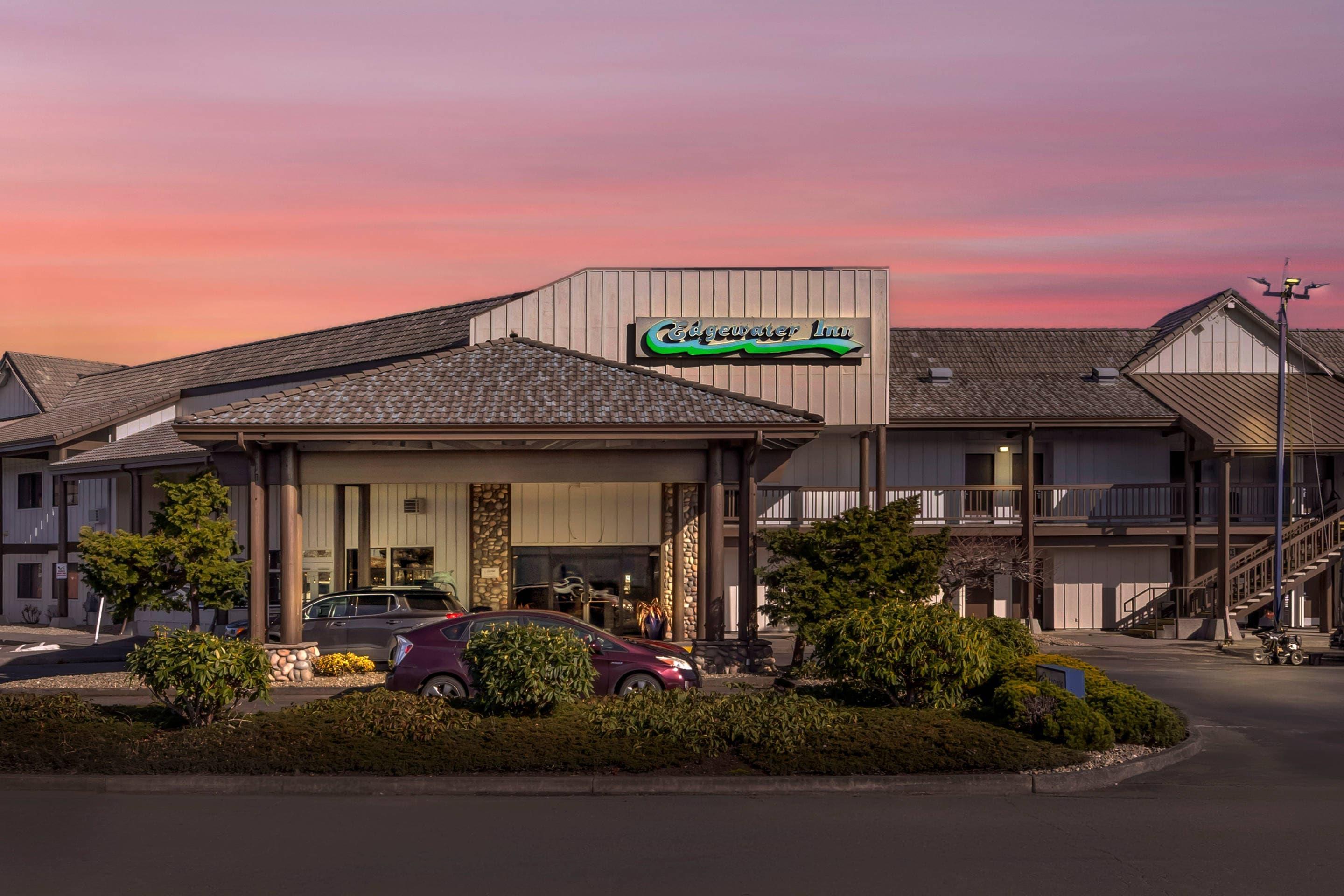 Hotel exterior | Edgewater Inn and Suites