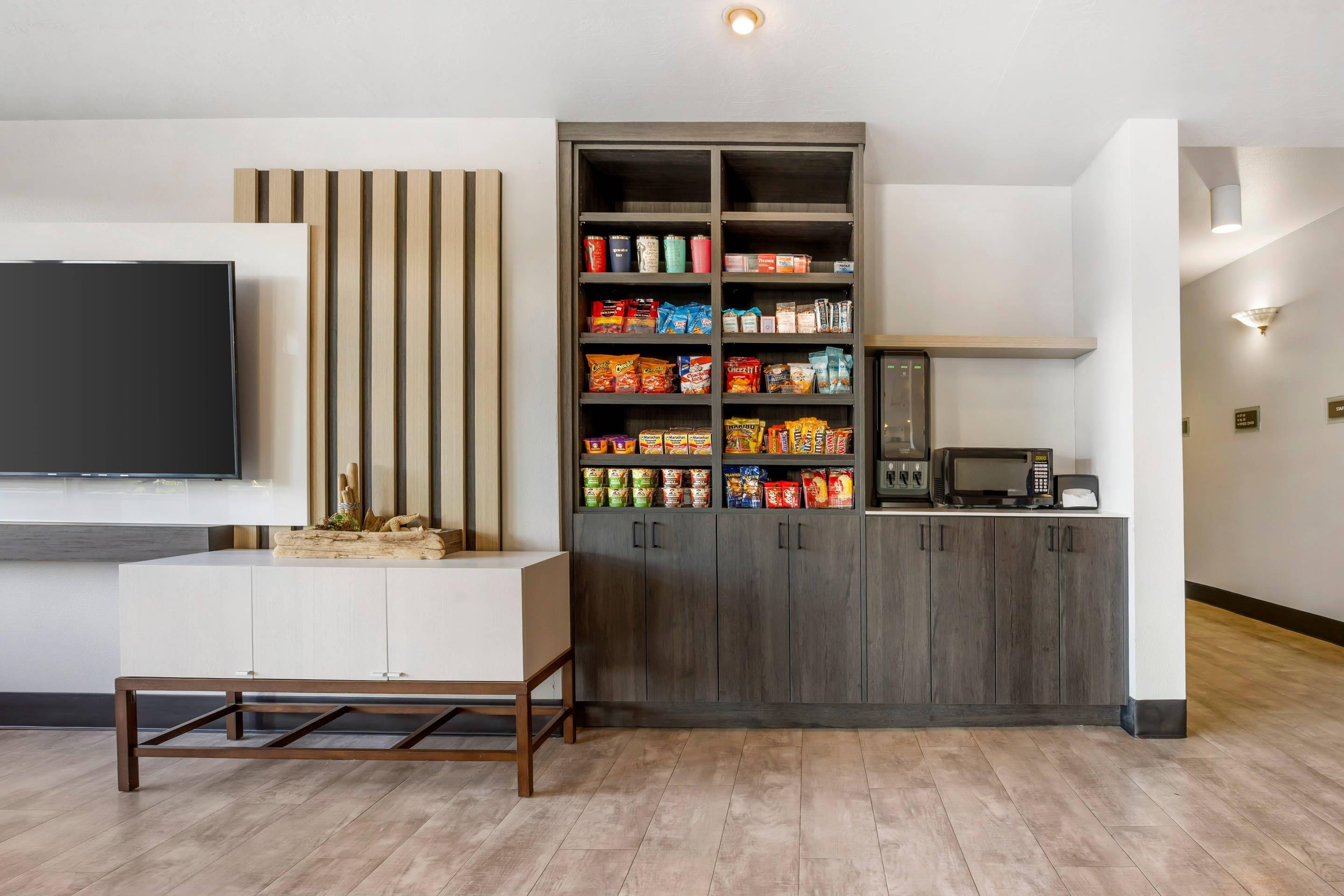 Hotel marketplace | Edgewater Inn and Suites