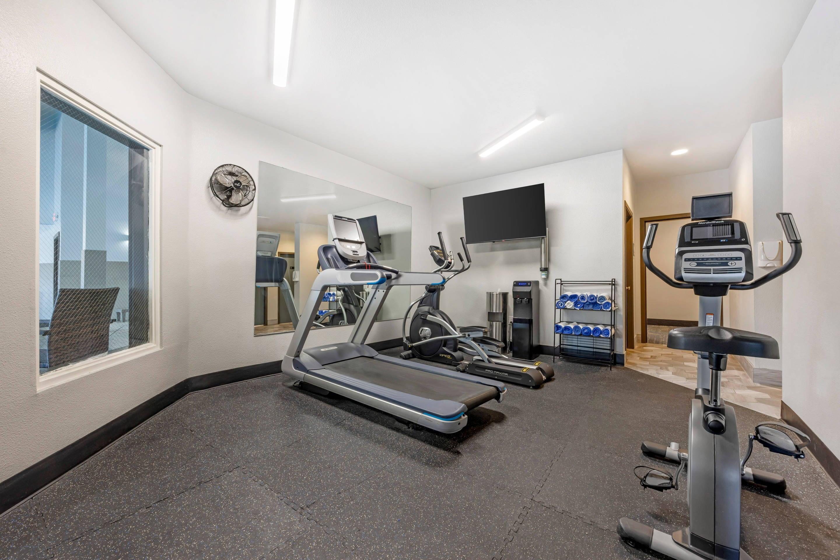 Fitness center | Edgewater Inn and Suites