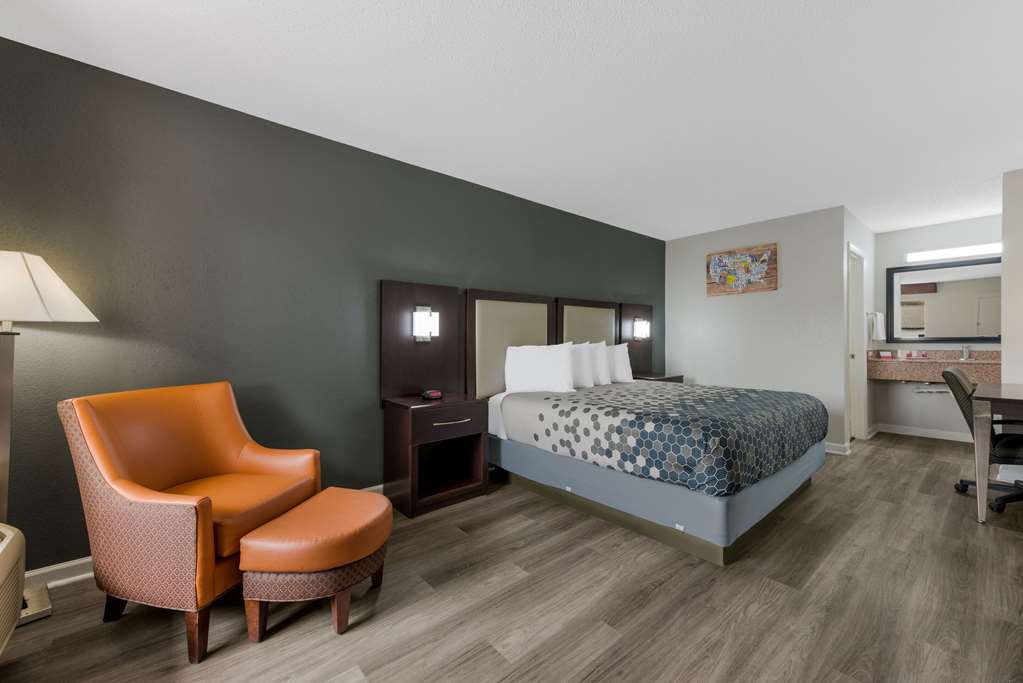 ECONO LODGE CHERAW MARKET STREET-guestroom-Guest Room,On-Site.jpg