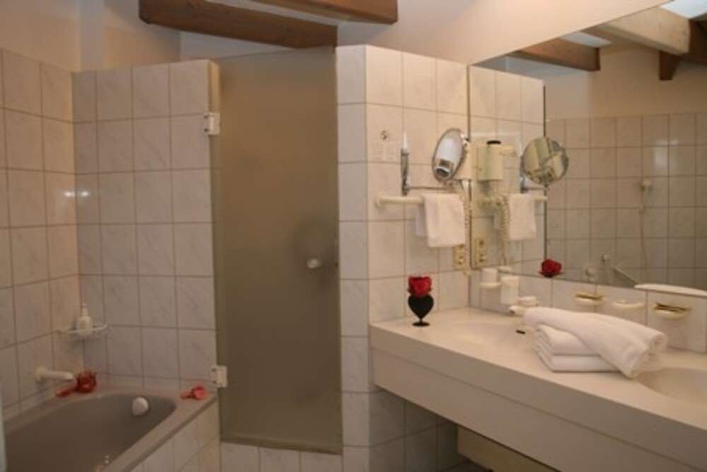 Ringhotel Mohren-guestroom-Guest Room,Bathroom,On-Site.jpg