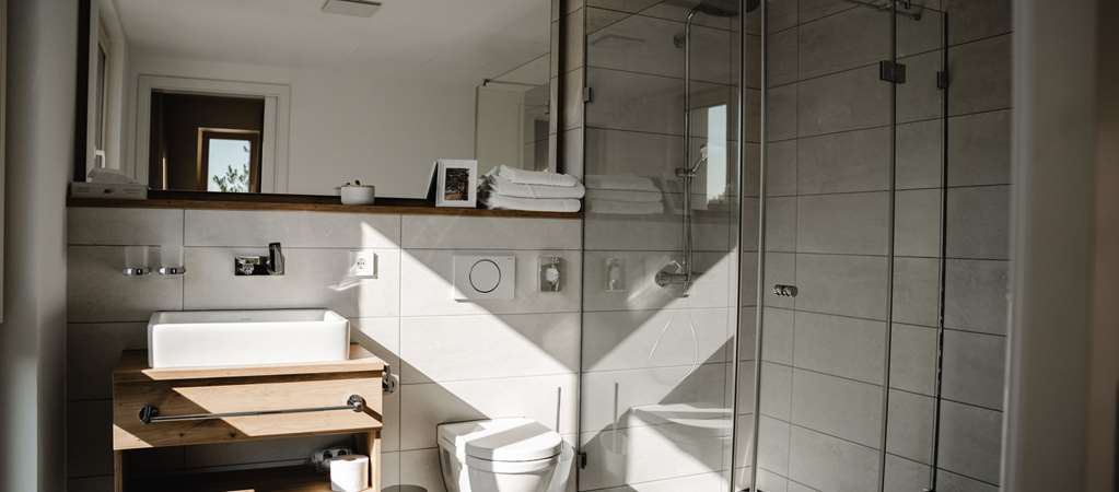 Ringhotel Johanniterbad-guestroom-Guest Room,Bathroom,On-Site.jpg