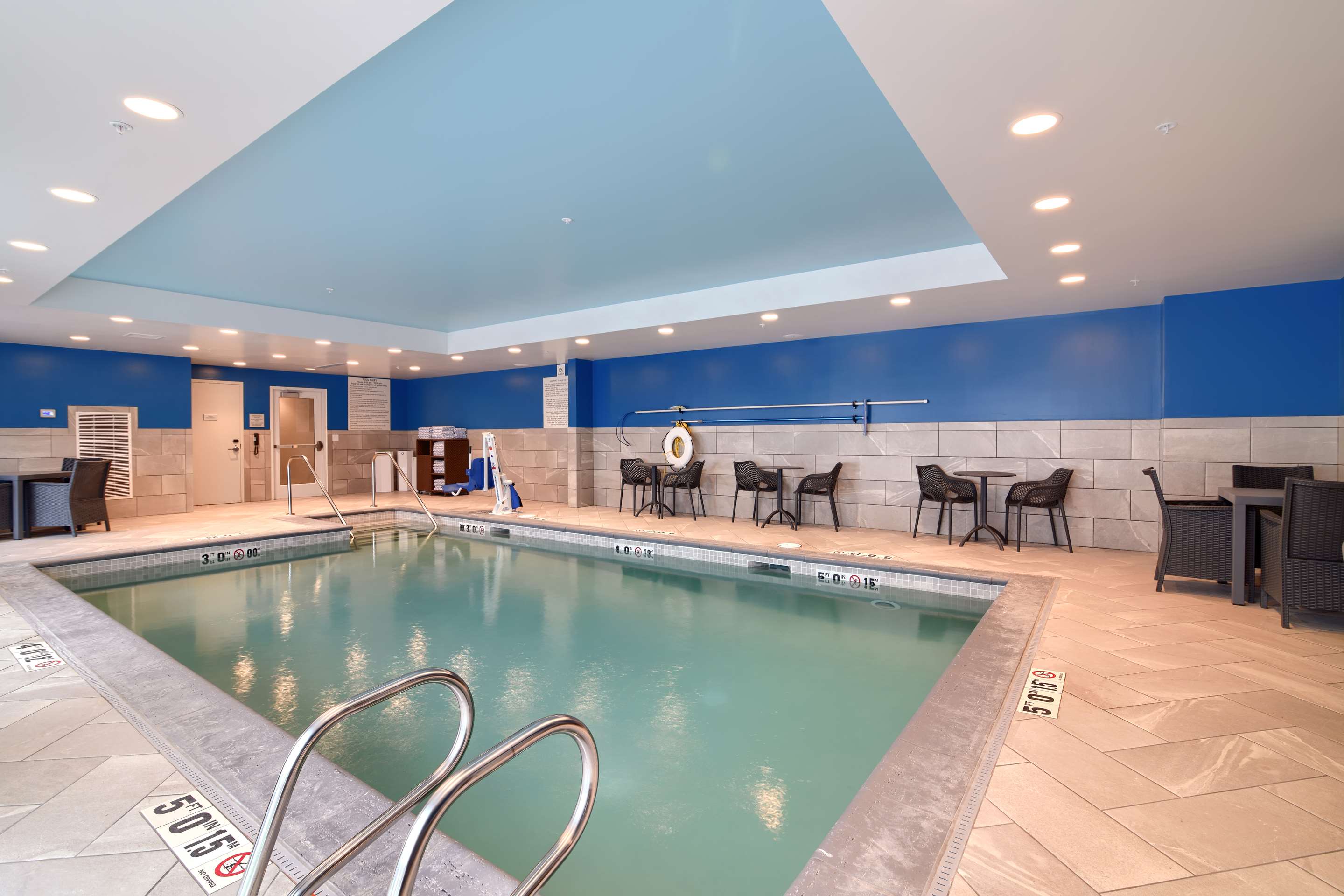 Pool | Hampton Inn Lincoln White Mountains