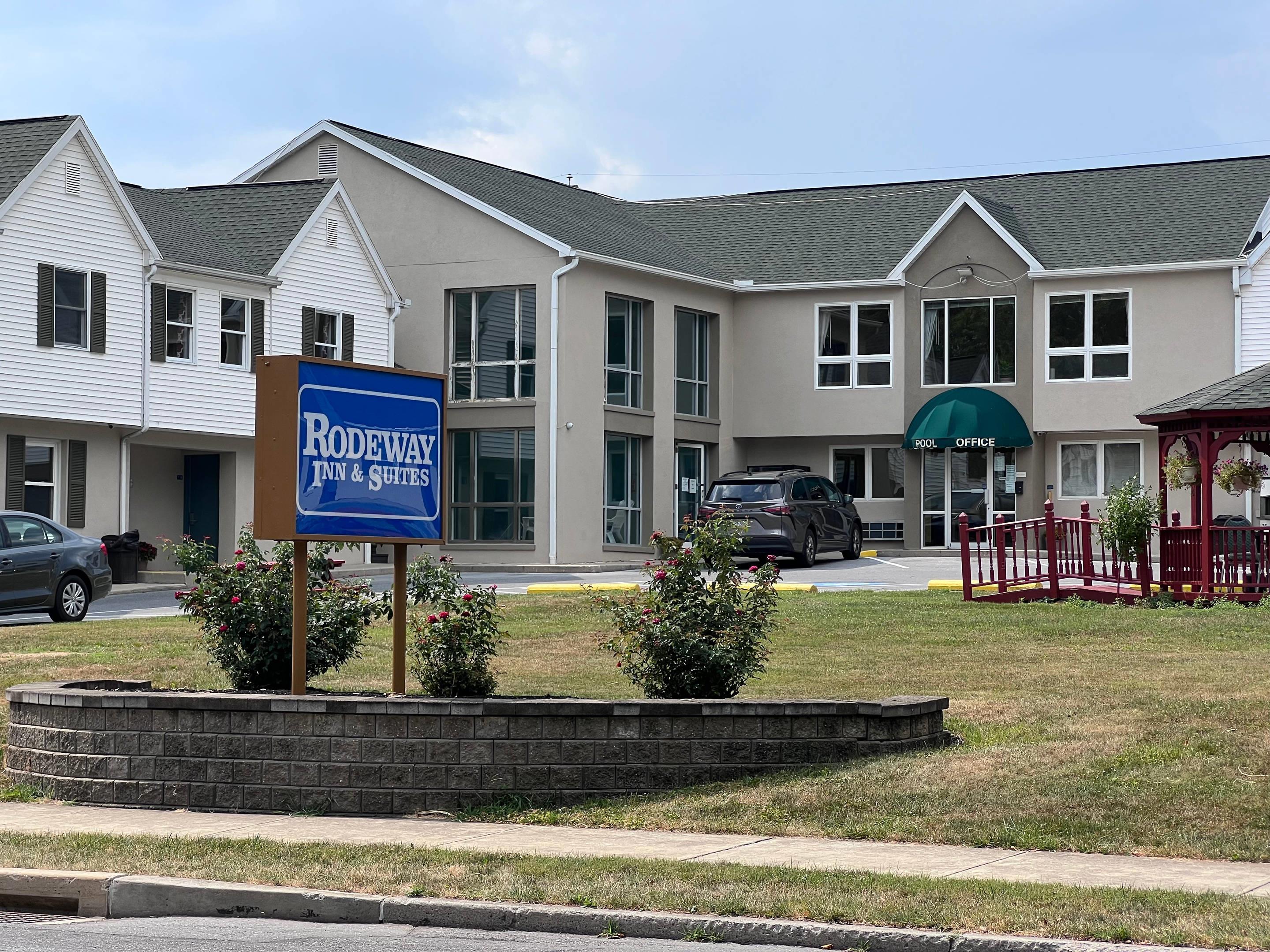 Hotel exterior | Rodeway Inn & Suites