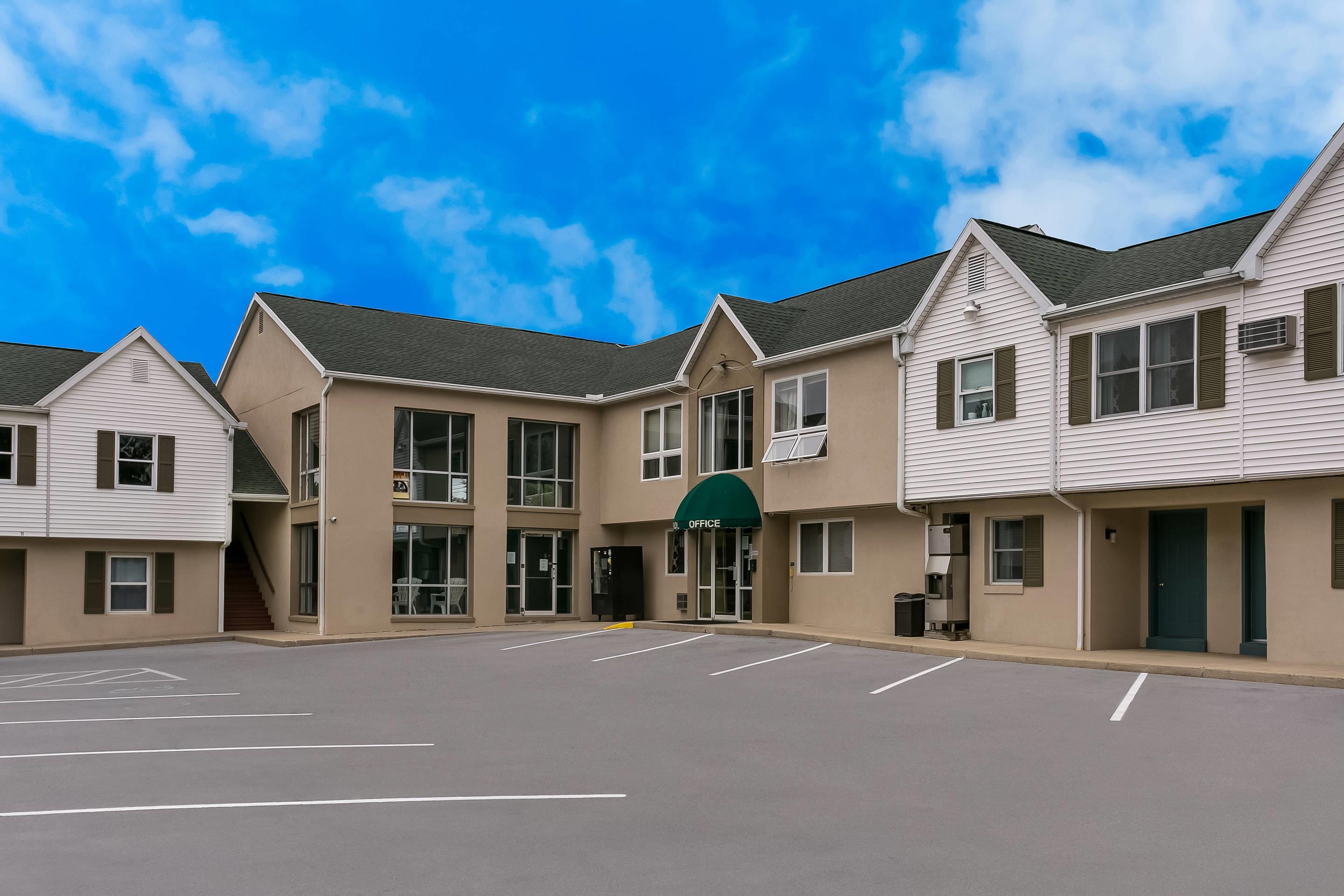 Hotel exterior | Rodeway Inn & Suites