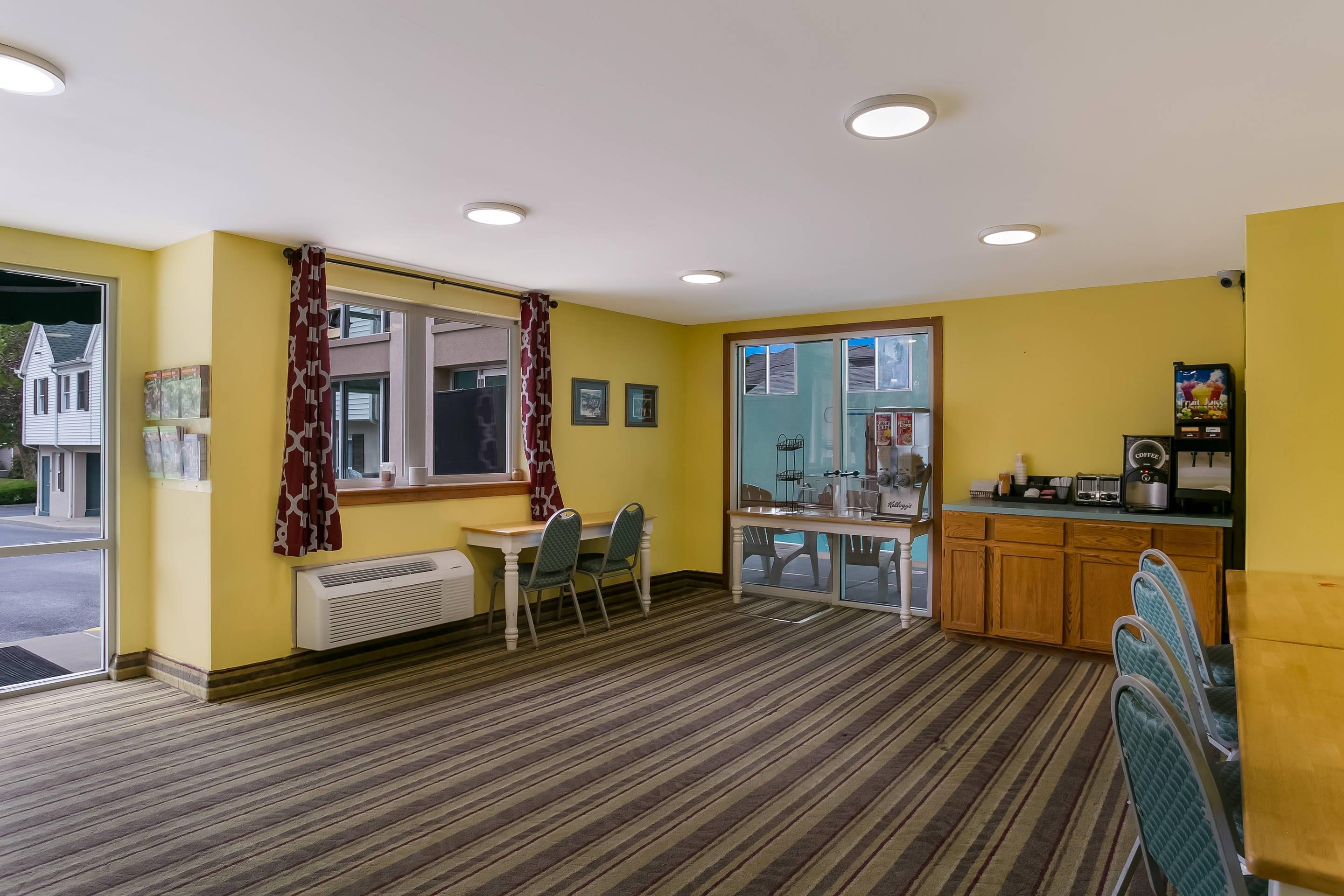 Breakfast area | Rodeway Inn & Suites