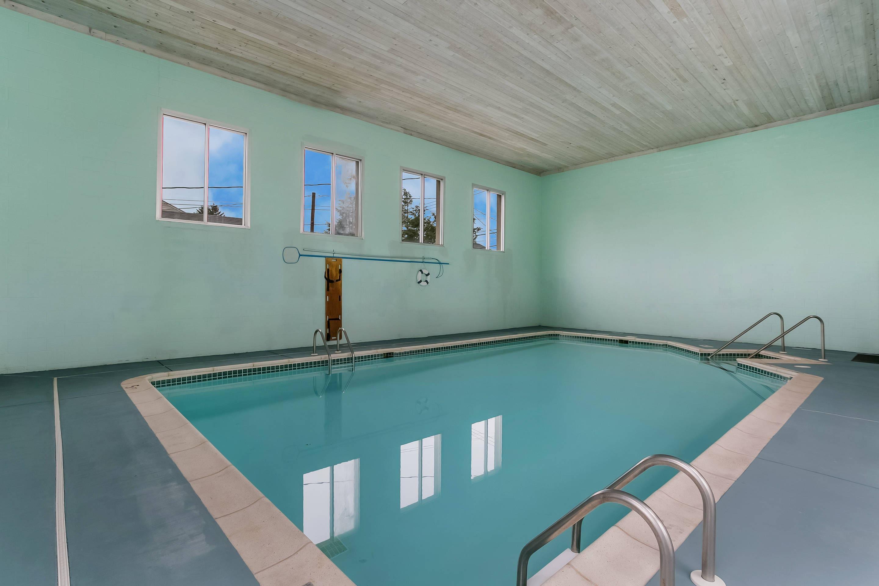 Indoor pool | Rodeway Inn & Suites