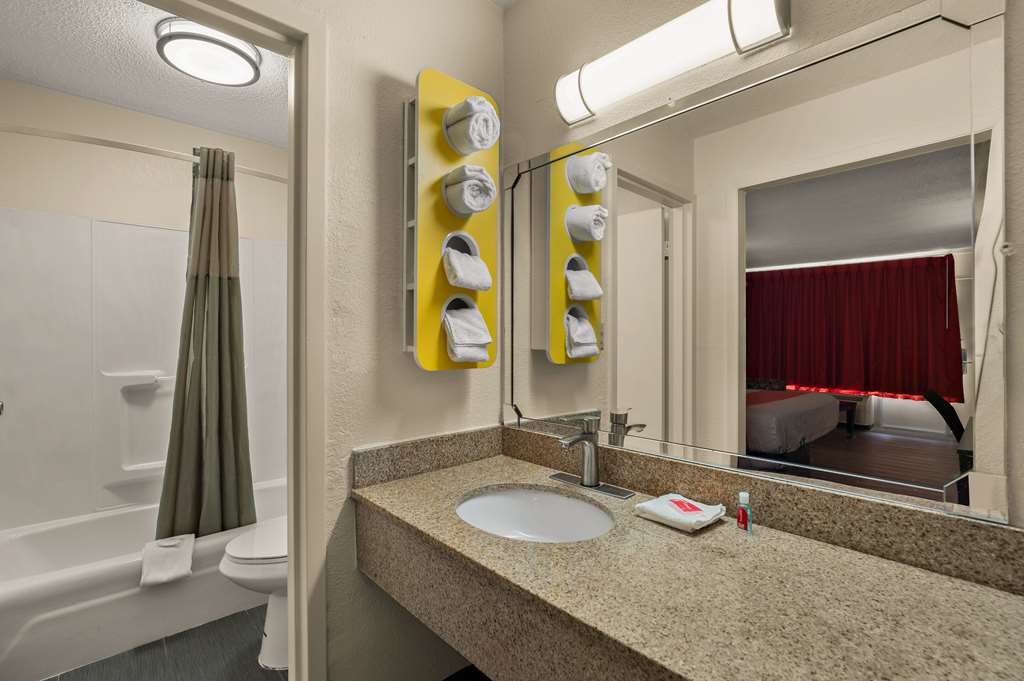 ECONO LODGE YEMASSEE-guestroom-Guest Room,Bathroom,On-Site.jpg