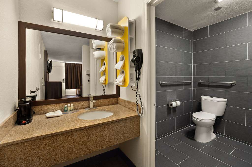 QUALITY INN YEMASSEE-guestroom-Guest Room,Bathroom,On-Site.jpg