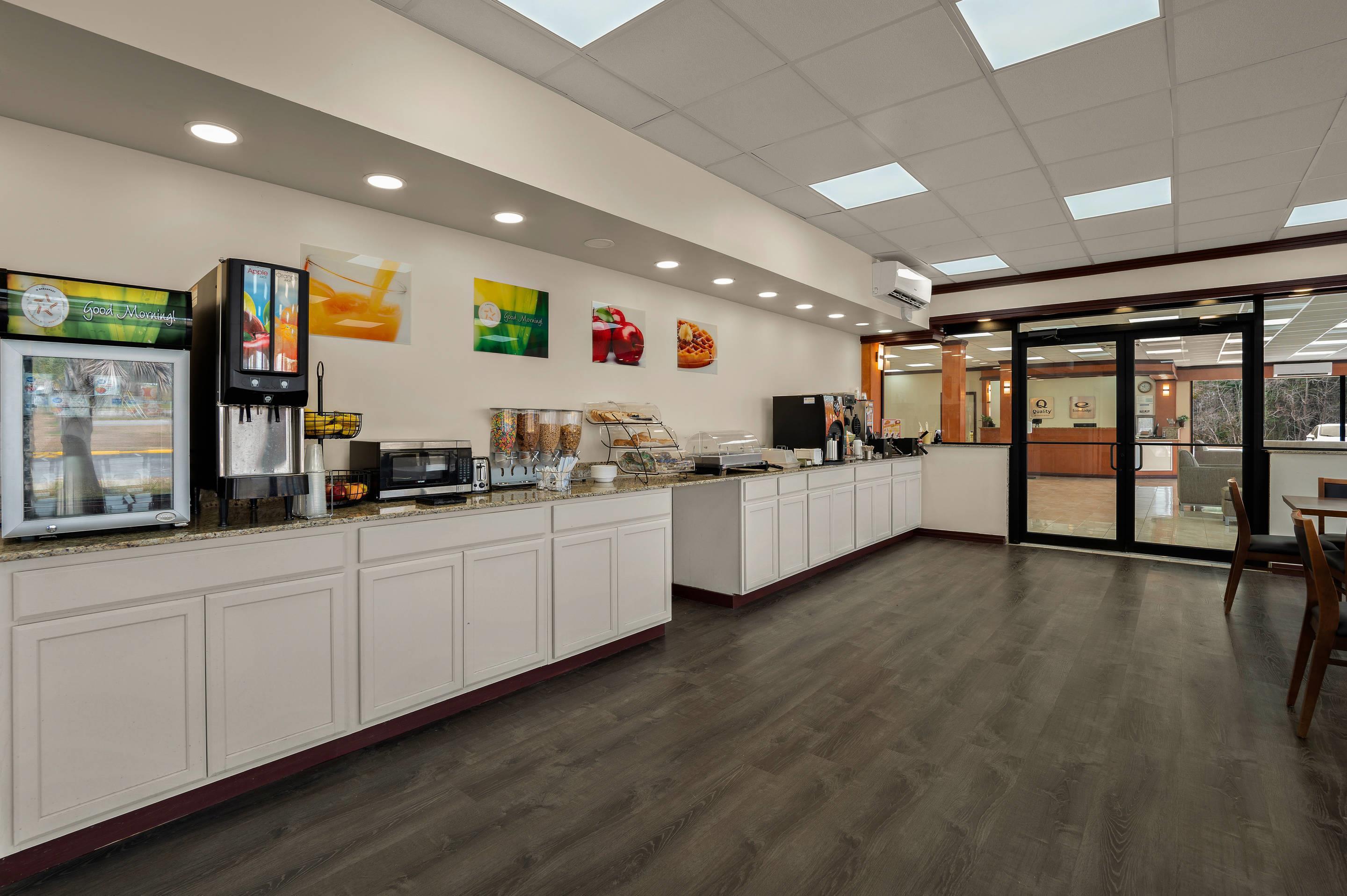 Breakfast area | Quality Inn