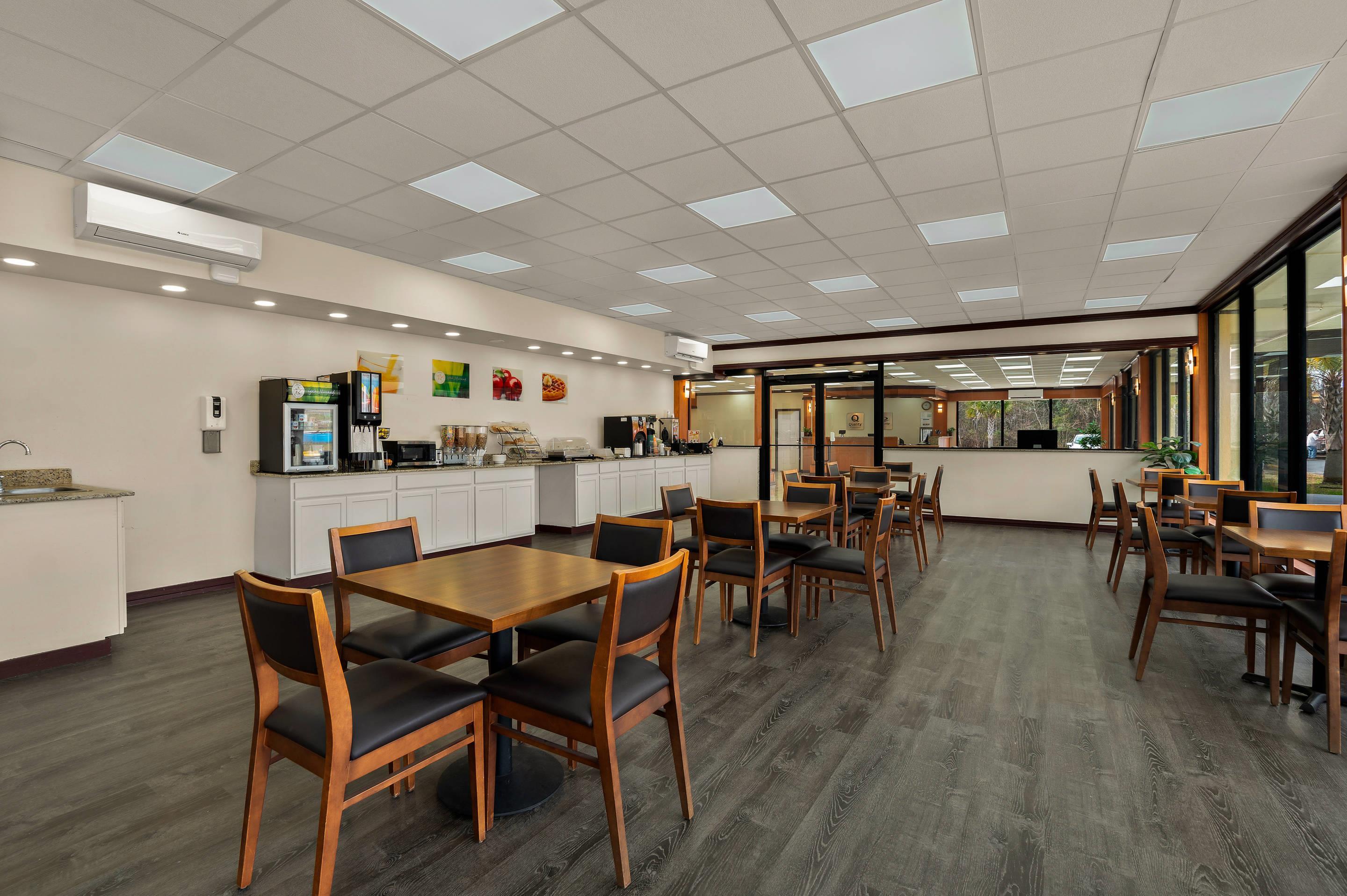 Breakfast area | Quality Inn