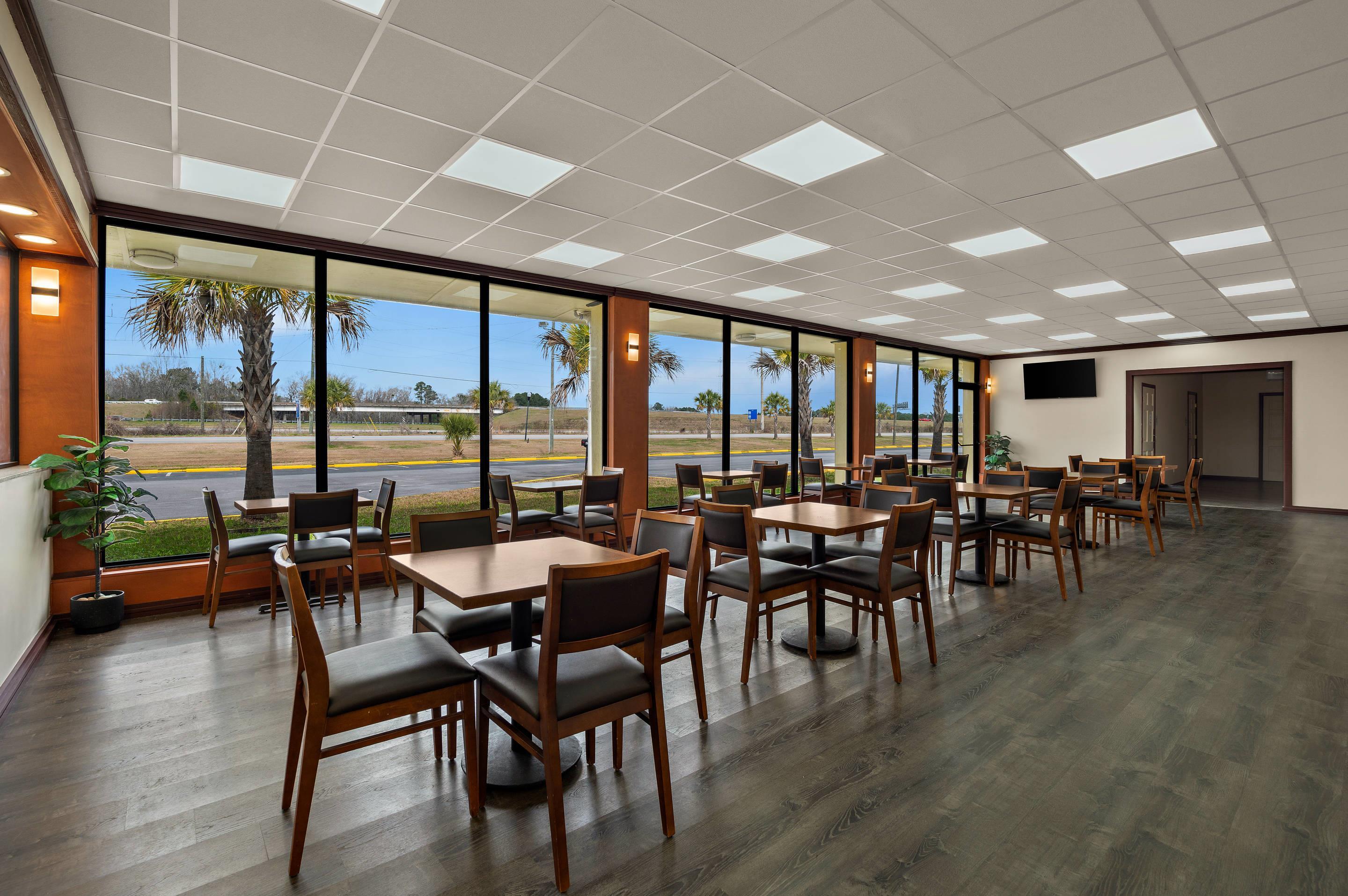 Breakfast area | Quality Inn